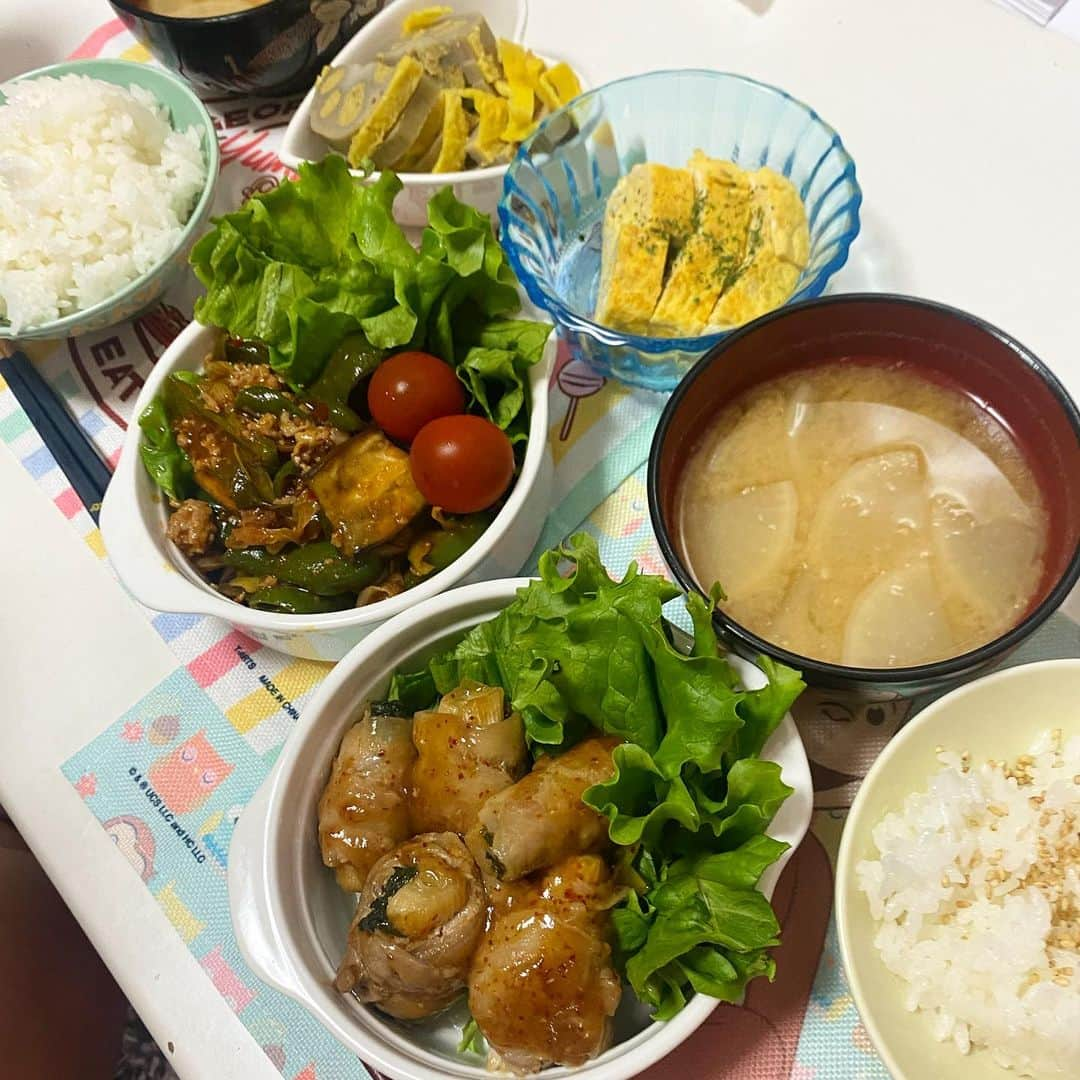 水嶋ひかるさんのインスタグラム写真 - (水嶋ひかるInstagram)「ここ最近のひかぷぅクッキング🍙🍴  作りたい！と思うものを作ってたら料理の系統合わずごちゃごちゃしちゃう😥 （料理の系統がいつか組み合わせうまくなりますよーに☺️笑） 1枚目のおにぎりは🍙3合分のお米を小さいおにぎりの作り置き✌️ 冷凍して食べる時にチン🔥するだけ！ これから夏で暑くなるから保冷剤の代用にもなるからおすすめ🫶🏻！ . #ひかぷぅクッキング #作り置きおかず #作り置き冷凍 #作り置き弁当 #お料理記録 #今日は何の日 #父の日」6月18日 17時19分 - hikapudayo