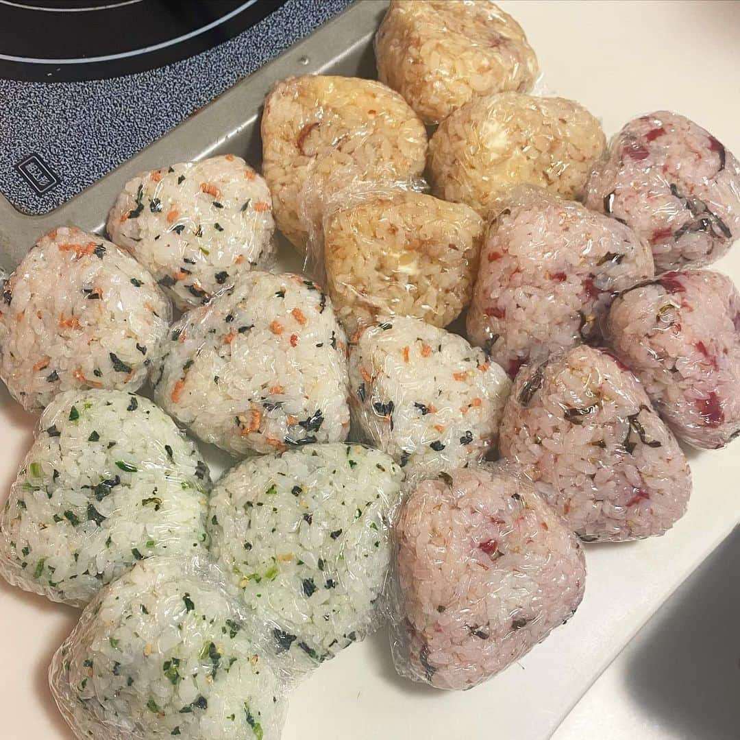 水嶋ひかるのインスタグラム：「ここ最近のひかぷぅクッキング🍙🍴  作りたい！と思うものを作ってたら料理の系統合わずごちゃごちゃしちゃう😥 （料理の系統がいつか組み合わせうまくなりますよーに☺️笑） 1枚目のおにぎりは🍙3合分のお米を小さいおにぎりの作り置き✌️ 冷凍して食べる時にチン🔥するだけ！ これから夏で暑くなるから保冷剤の代用にもなるからおすすめ🫶🏻！ . #ひかぷぅクッキング #作り置きおかず #作り置き冷凍 #作り置き弁当 #お料理記録 #今日は何の日 #父の日」