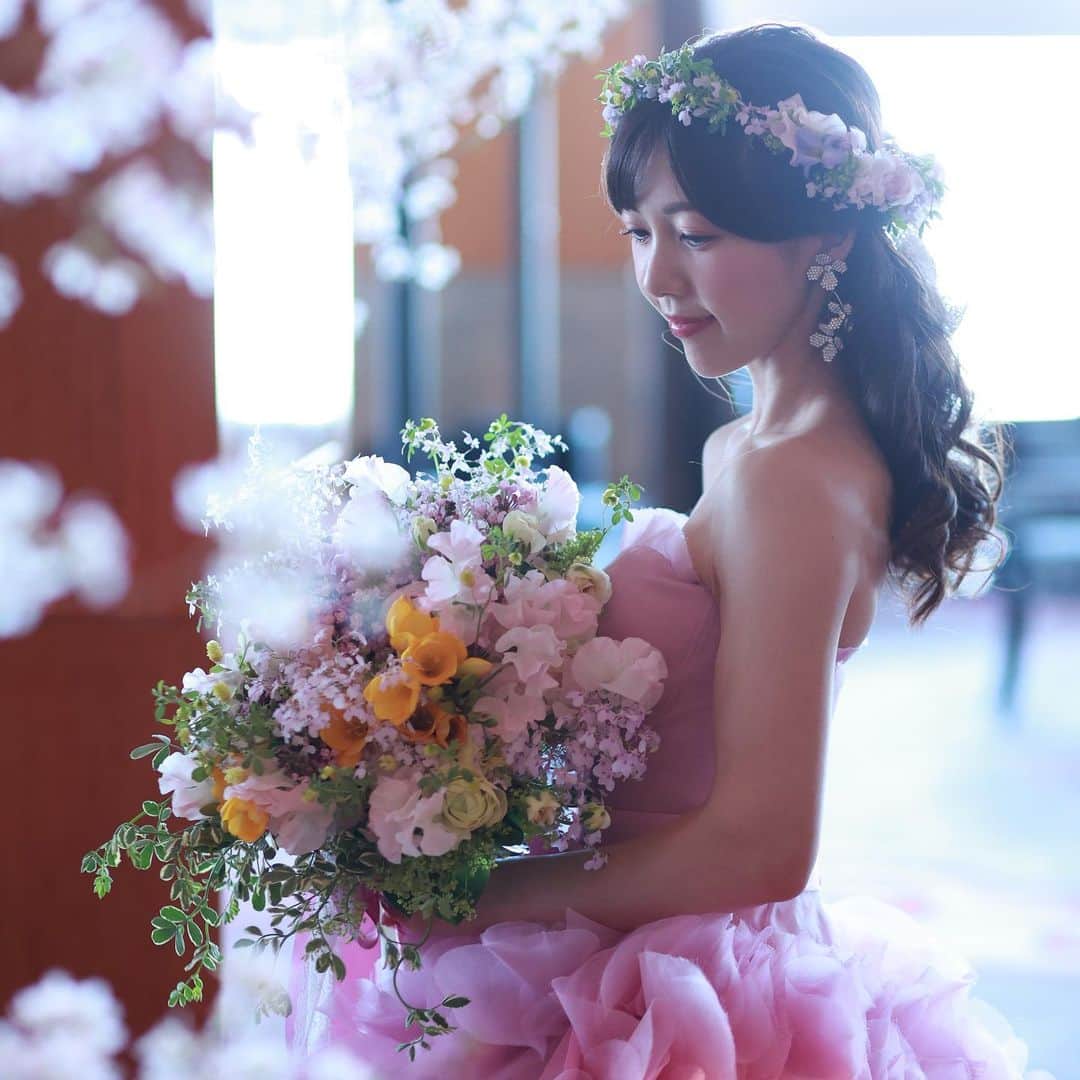 川又智菜美さんのインスタグラム写真 - (川又智菜美Instagram)「いつも応援してくださる皆さまへ ⁡ 私事ではありますが かねてからお付き合いしていた方と 結婚いたしましたことをご報告させていただきます。 ⁡ お相手は穏やかでぽかぽかとあたたかい陽だまりのような方です。 これからは感謝を忘れずに 2人で笑顔いっぱい過ごしていきたいと思います。 ⁡ 春には大切な方々に見守られながら 結婚式もあげることができました。 出会った時期もコミュニティも 全然違う大好きな人達が集まってくれて 感動と喜びに包まれた1日でした。 ありがとうございました。 ⁡ まだまだ未熟ではありますが 支えてくださる皆様への感謝を胸に より一層精進していきたいと思っております。 今後ともよろしくお願いいたします。」6月18日 17時19分 - chinami_k0204