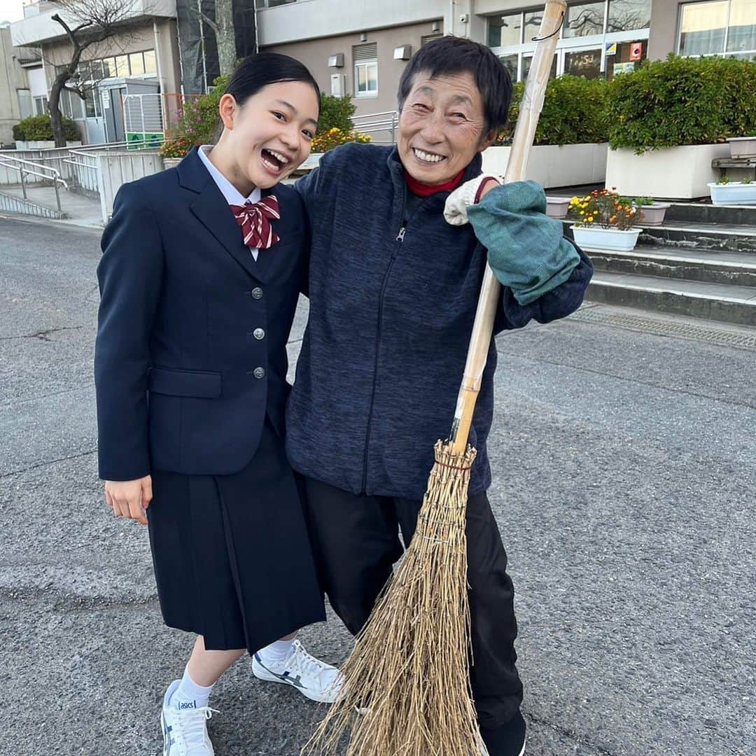 白鳥玉季さんのインスタグラム写真 - (白鳥玉季Instagram)「⁡ ⁡ 0.5の男撮影中、カメラマンの芦澤さんが たくさん話しかけてくださって仲良くなりました😘 ⁡ この日はカメラマンじゃなくて、清掃員役だったので、 記念にツーショット撮ってもらいました✌🏻📸 ⁡ 「0.5の男」4話今夜です！見てね👋🏻 次が最終回かー。。早いなー ⁡ ⁡ #白鳥玉季  #トップコート  #05の男」6月18日 17時22分 - shiratori_tamaki