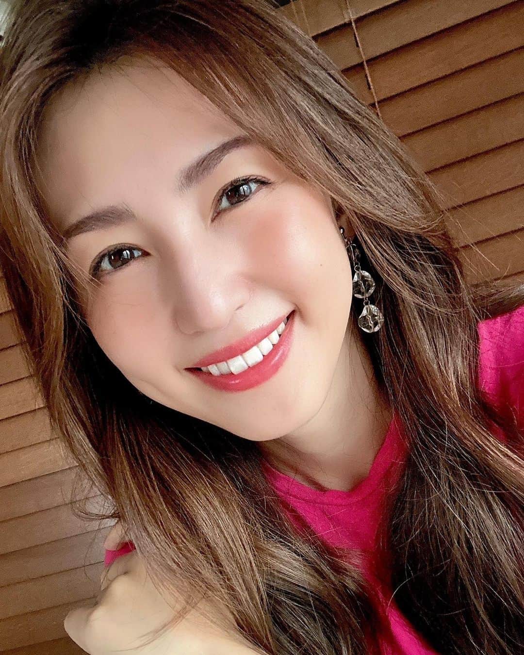 有村実樹のインスタグラム：「CVITASから「薬用美白*ケア」のアイテムが発売。  有効成分の「トラネキサム酸」と「ビタミンC」をWで配合。 朝と夜で使い分けられる2アイテムです。  朝ミルクと夜クリームの違いはこちら。  ⚫︎朝ミルク ホワイトニング デイケアクリーム クリームといいつつ、かなりみずみずしいテクスチャーで、メイクの前に全顔に塗ってもメイクヨレなどが起きなさそう。とても馴染みのいいテクスチャー。 メイク直しの保湿にも🙆‍♀️  ⚫︎夜クリーム ホワイトニング スポットクリーム こっくり感のあるテクスチャーで、頬の高い部分、シミが気になるところにビタッと乗ります。 朝までちゃんと乗っててくれる感じがします。  どちらも、6つの無添加処方で敏感肌でも使いやすい内容ですよ。  個人的に何が一番グッときたかというと、使い心地はもちろんだけど、やっぱり価格！  ビタミンは、肌荒れや乾燥を防いでくれるから、これからの季節はマストで取り入れたい成分。  そこにトラネキサム酸も入って2000円を切る、この仕上がりはすごいです👏  美白*に迷っている人は、まず手に取ってみるといいかも😊  *メラニンの生成を抑え、しみ・そばかすを防ぐ  #シービタス #CVITAS #美白 #ビタミンC #トラネキサム酸 #スキンケア #ロフト #美容 #美容好きな人と繋がりたい #メイク #コスメ #コスメ好きさんと繋がりたい #美容研究家 #植物療法士 #有村実樹 #プチプラ #本気のPR」