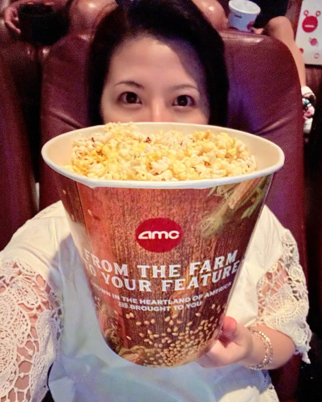 矢部あやのインスタグラム：「英語字幕でElemental観てきた✨ 意外と🗽来てから映画館は3回目🎞️ 趣味映画鑑賞だからこれだけは続けたい。 誕生月だからAMCでラージポップコーンのクーポン貰えてしっかり引き換えてきた🍿マジラージ🍿 買うと10ドルするんだよ、高すぎる🤪 ・ #趣味映画鑑賞 #感覚で観る #意外といけるじゃん  #誕生日おめでとう自分 #図太く生きてます」