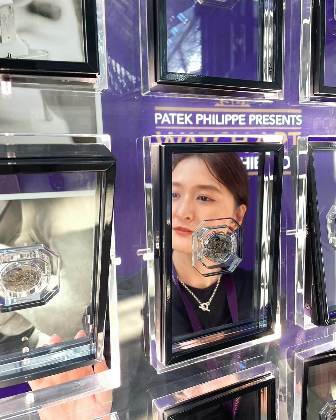 海下真夕さんのインスタグラム写真 - (海下真夕Instagram)「. PATEK PHILIPPE WATCH ART GRAND EXHIBITIONに行ってきました🕰✨  2500㎡以上の広い展示会場にはパテック フィリップのサロンやミュージアムが再現されていたり、ジュネーブの市街風景や公園、花時計なども見れ、ジュネーブに行ったかのような気分に🇨🇭  16世紀のオールドコレクション、各国王室や著名人が オーナーの歴史的タイムピース、現行コレクションまで400点以上も展示されていてボリューム満点✨  特に私が興味を惹かれたのが、パテック フィリップミュージアムから180点展示されているミュージアムルーム。 ヴィクトリア女王のペンダントウォッチ（3枚目）や 最初の腕時計（4枚目）などとても貴重なものまで見れるのがすごい😳  香水瓶付き懐中時計や時計付きオブジェ、時計付き嗅ぎタバコケース（5、6枚目）も可愛くて。 はるか昔なのに今あっても素敵と思う。 発想や感覚が今なお新鮮に感じました✨  クラフトマンルームでは木象嵌技術体験も出来ました✨（10枚目） アミューズメントパークみたいで美術館のようで、 美術品としてアートとしても楽しめる展示でした☺️  しかもこのボリュームで入場無料😳という驚き。 25日まで東京新宿の三角広場にて開催中です。  #パテックフィリップ #PATEKPHILIPPE #watchartgrandexhibition  #PPWatchArtTokyo2023 #三角広場」6月18日 11時57分 - kaigeworld