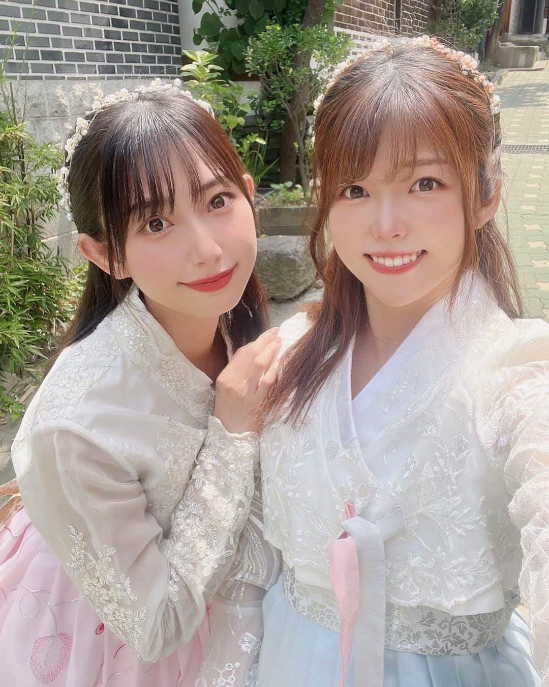 村上麻莉奈のインスタグラム：「チマチョゴリも可愛いけどヘアアクセも可愛かった😚🌷 ・ ・ ・ #韓国旅行 #チマチョゴリ #チマチョゴリ体験 #韓国女子旅 #女子旅 #triptokorea #koreatravel #koreanstyle #chimaandchogori」