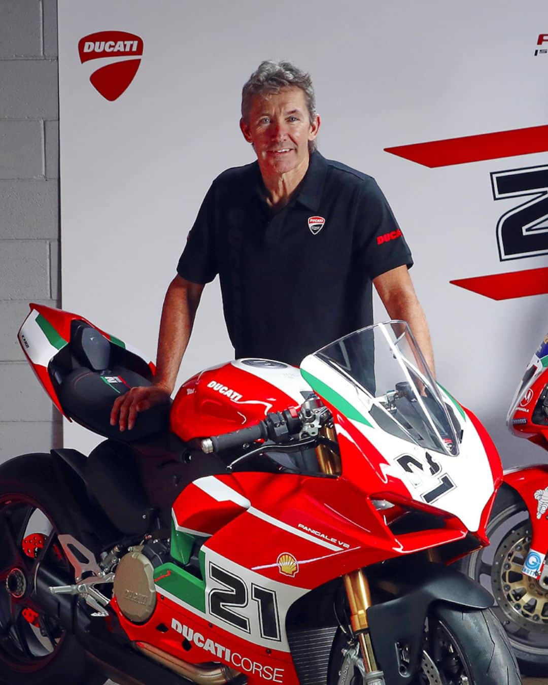 Ducati Japanさんのインスタグラム写真 - (Ducati JapanInstagram)「6月18日は父の日です。  ドゥカティスタに「ダーリン（最愛の人）」と呼ばれるほど広く親しまれ、ドゥカティのDNAにおける不可欠な存在となっているトロイ・ベイリス。彼の息子も父の情熱を継ぎレーサーとして活躍しているのをご存じですか？  彼の末息子オリ・ベイリスはパニガーレV2を駆り2023年スーパースポーツ世界選手権にD34G RACINGから参戦しています。時代を超越してレースに情熱を注ぐ父と子の物語は、これからもドゥカティと共にあります。  #ドゥカティいいじゃん #ドゥカティ #Ducati #父の日 #BornToCelebrate #TributeToOurHero #PanigaleV2Bayliss」6月18日 12時00分 - ducatijapan