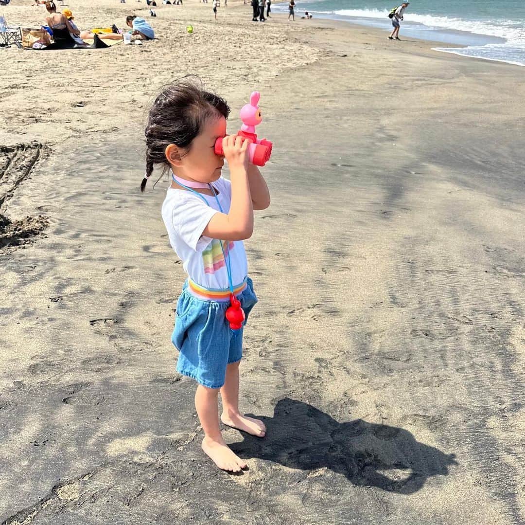 のインスタグラム：「双眼鏡で「うみがちかくみえた！」 砂を掘ったり貝殻を集めたり♪♪  #村方乃々佳 #ののちゃん #ののかちゃん #ののちゃんねる #nonokamurakata #노노카」