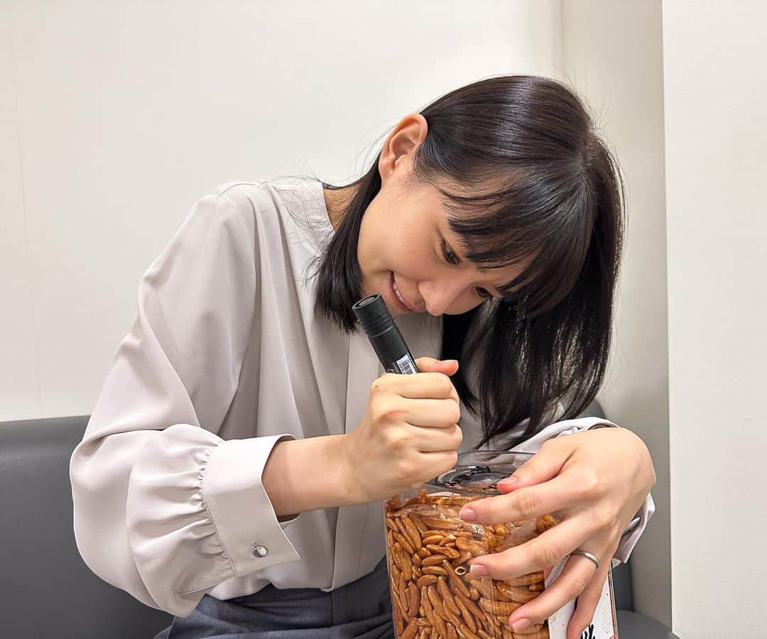 あなたがしてくれなくてものインスタグラム：「． 🫧こっそりオフショット🫧  10話の撮影中に マジックで何かを書き込む #奈緒 さんの姿を…📸  何を書いていたのかは 10話を見た方はおわかりですよね？😊  #あなたがしてくれなくても  📣10話の #TVer 見逃し無料配信は 　  最終話放送まで！ 　  まだの方ももう一度見たい方も 　  お見逃しなく👀✨ 📺1~3話も変わらず無料配信中   プロフィール欄のリンクからチェック！」