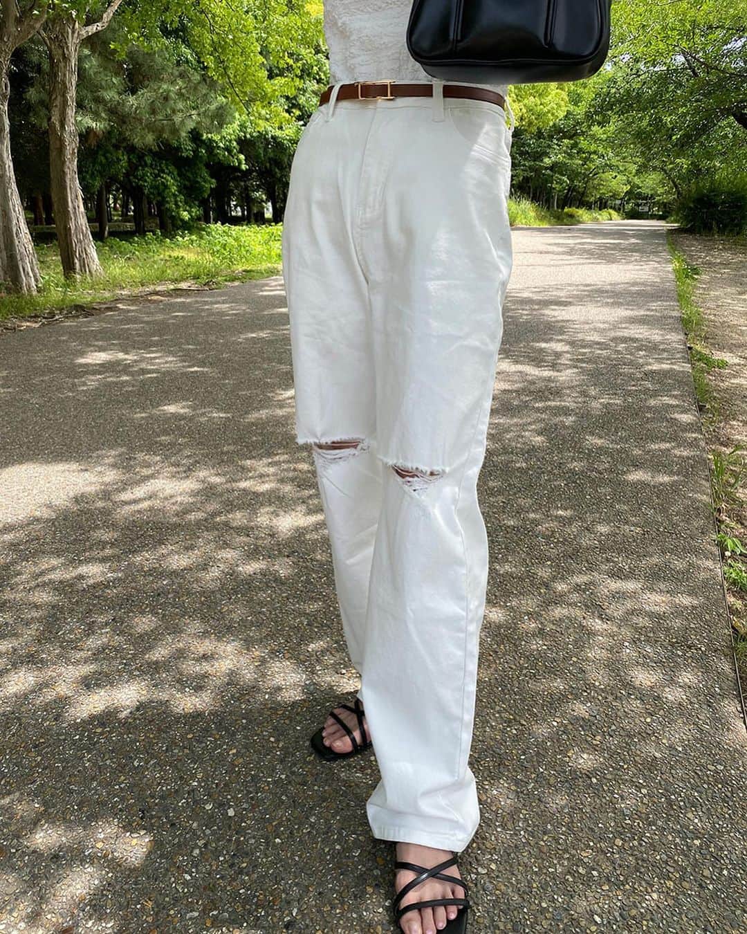 DHOLIC SNAPのインスタグラム：「Belle teune by @yuki_____mg   🏷ハイウエストダメージパンツ  ハイウエストで脚長効果抜群のダメージパンツ🌿  程よいダメージの肌見せが抜け感をだしてくれてキレイめカジュアル好きさんにもおすすめのアイテム🧺🤍  ホワイトとブラックの2色展開で 丈の長さをお選びいただけるのも嬉しいポイントです🪡」