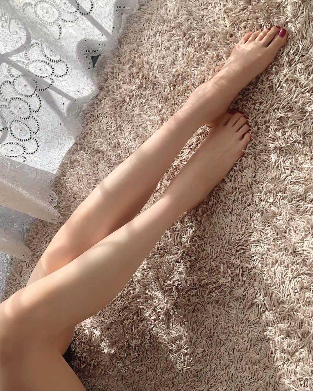 彦坂桜のインスタグラム：「スキンケアと日焼け止め🫶🏻 なんて白い脚なのってよく言われます。 毎日見てる脚だから自分ではあまり思わなかったけど、そっか… ずっと守ってきた脚だから白いのね。 ストッキングはいつもワントーン暗めの色を履いて引き締め効果を✨」