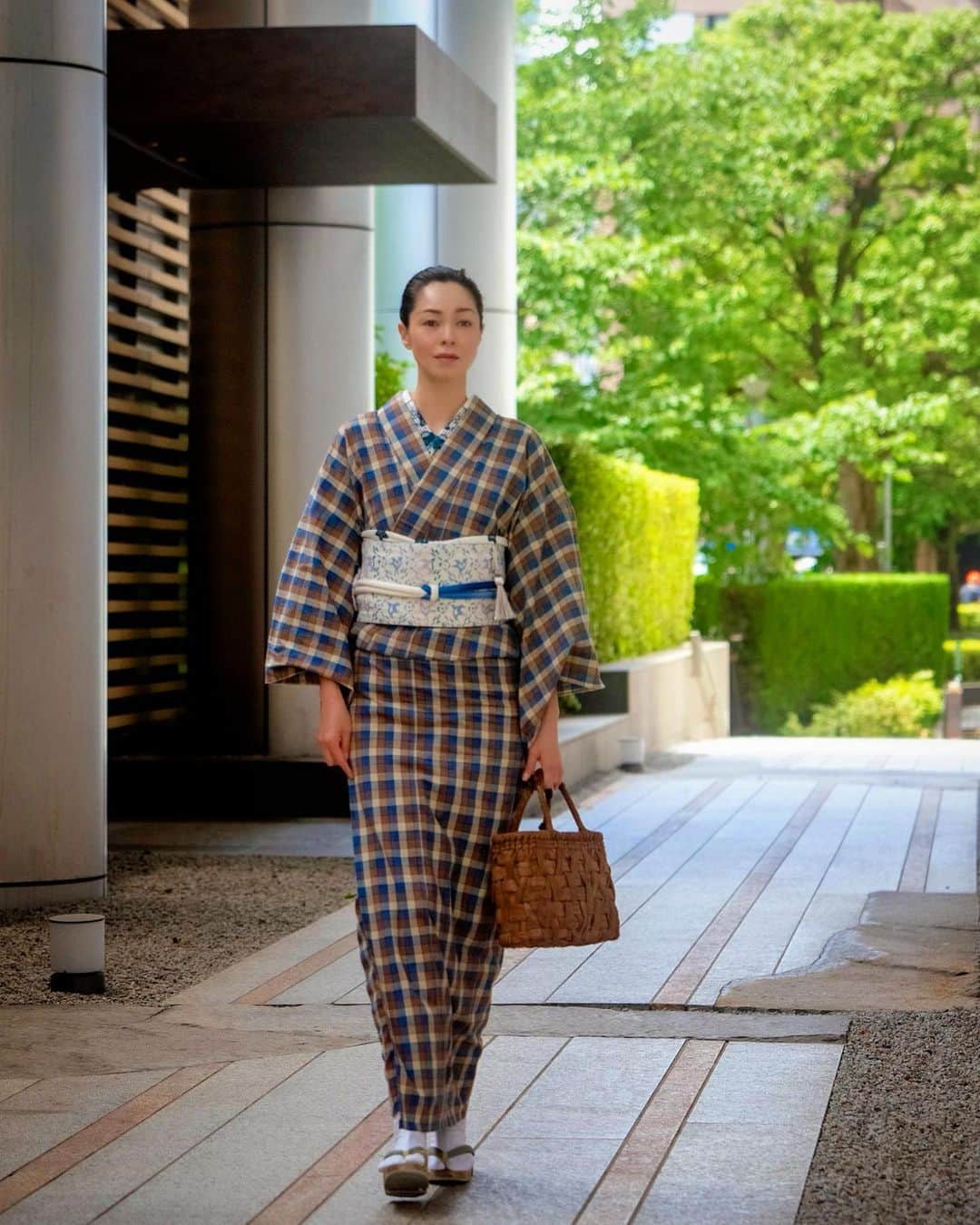 川原亜矢子のインスタグラム：「Sanday morning #tokyo #kimono #beauty #都内 #朝 #着物 #日常着物 #美容」