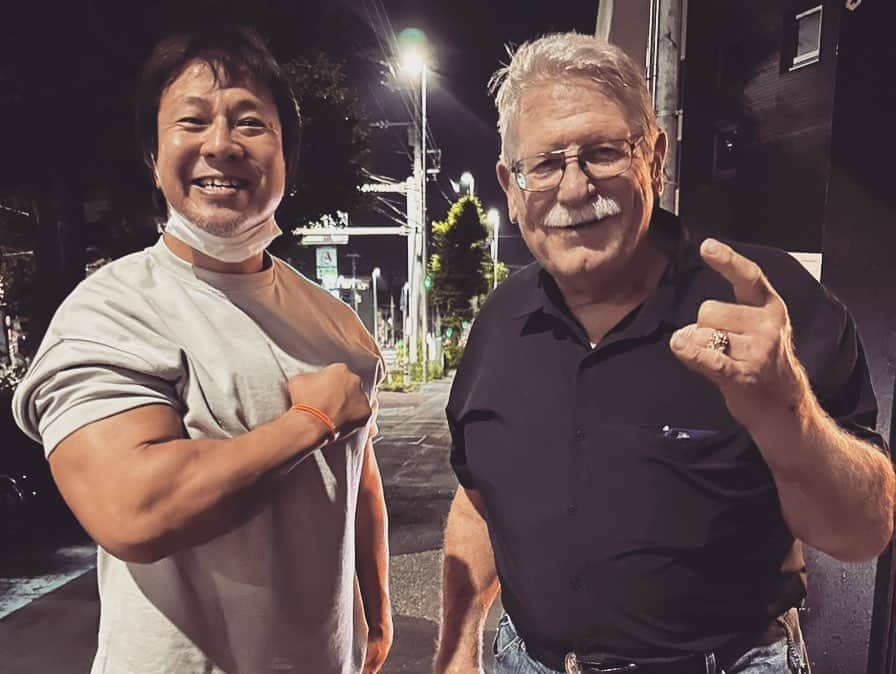 小島聡さんのインスタグラム写真 - (小島聡Instagram)「昨日は全日本プロレスの大田区大会でした。  私のプロレスラー人生を大きく変えて下さったスタン・ハンセンさんにお会いする事ができました。  いつも笑顔で語りかけて下さり、ただただ恐縮しています。  #小島聡  #スタンハンセン  #新日本プロレス  #全日本プロレス  #ウエスタンラリアット」6月18日 12時14分 - cozy_lariat