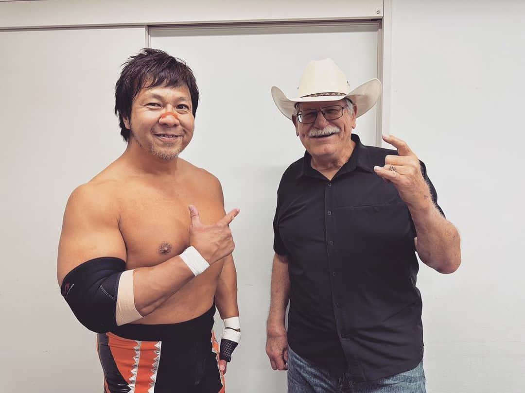 小島聡さんのインスタグラム写真 - (小島聡Instagram)「昨日は全日本プロレスの大田区大会でした。  私のプロレスラー人生を大きく変えて下さったスタン・ハンセンさんにお会いする事ができました。  いつも笑顔で語りかけて下さり、ただただ恐縮しています。  #小島聡  #スタンハンセン  #新日本プロレス  #全日本プロレス  #ウエスタンラリアット」6月18日 12時14分 - cozy_lariat