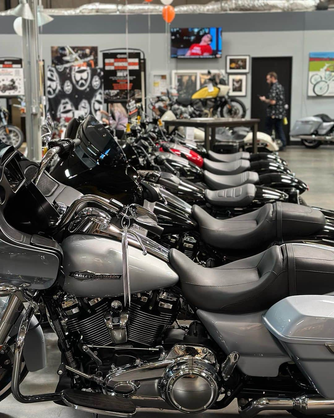 ロバート・パトリックさんのインスタグラム写真 - (ロバート・パトリックInstagram)「Great day out @santaclaritaharley today celebrating Fathers Day with a custom motorcycle contest! Thanks to everyone who came out!! #ride #roadtrip」6月18日 12時15分 - ripfighter