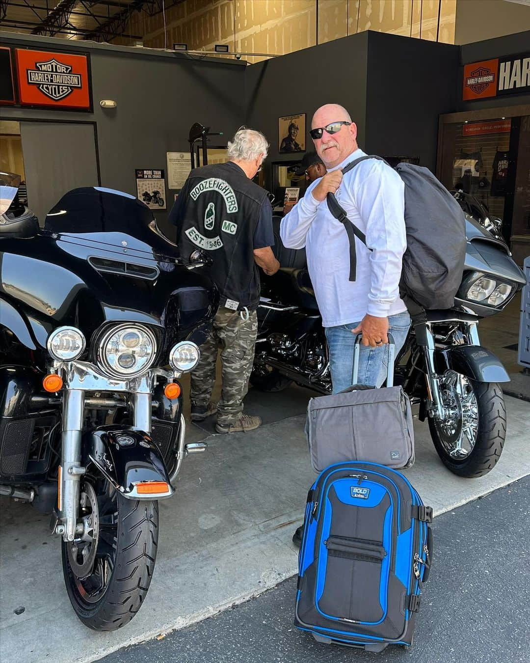 ロバート・パトリックさんのインスタグラム写真 - (ロバート・パトリックInstagram)「Great day out @santaclaritaharley today celebrating Fathers Day with a custom motorcycle contest! Thanks to everyone who came out!! #ride #roadtrip」6月18日 12時15分 - ripfighter