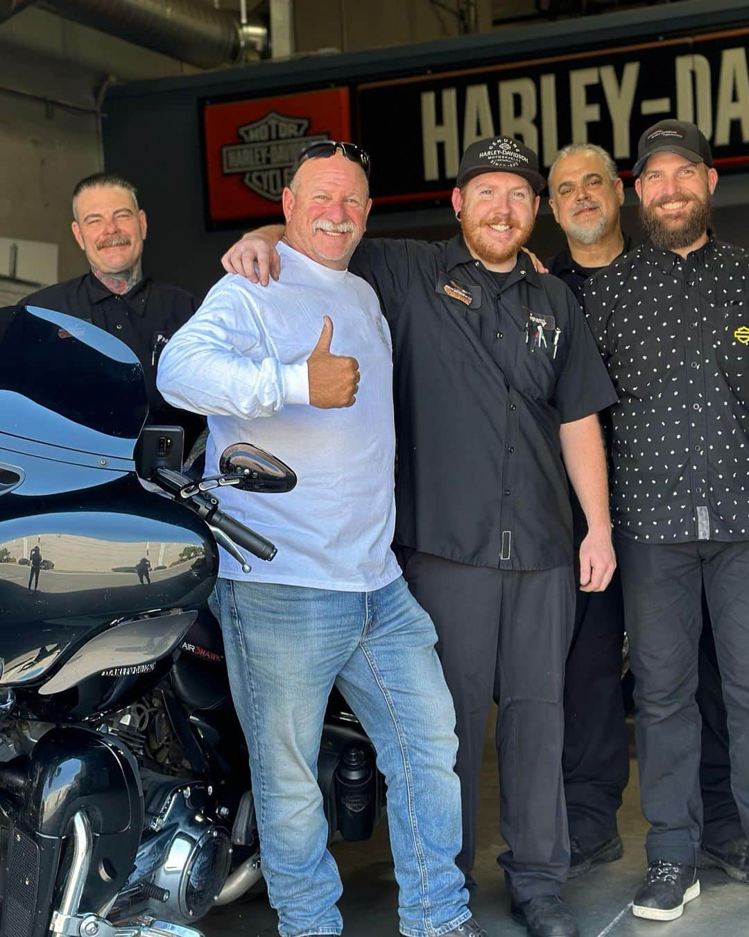 ロバート・パトリックさんのインスタグラム写真 - (ロバート・パトリックInstagram)「Great day out @santaclaritaharley today celebrating Fathers Day with a custom motorcycle contest! Thanks to everyone who came out!! #ride #roadtrip」6月18日 12時15分 - ripfighter