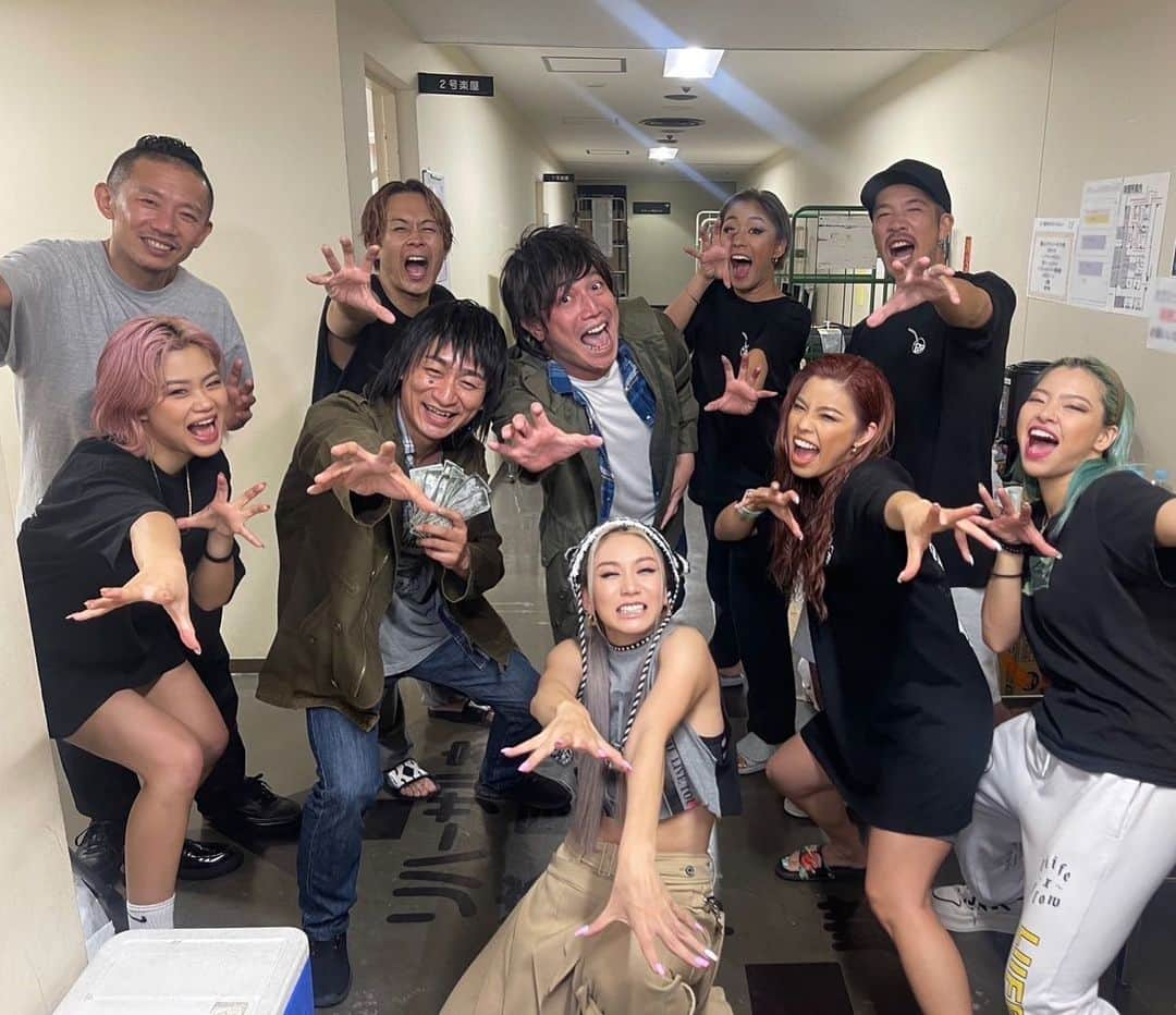 Gたかしさんのインスタグラム写真 - (GたかしInstagram)「「KODA KUMI LIVE TOUR 2023 ~angeL&monsteR~」 angeL(夜の部)です。藤原竜也さんでペレさんと。構成が昼の部(monsteR)と全く違っていて、一日で二回も極上のエンタメを観させていただきました‼︎  藤原竜也さんが「MONSTERZ」という映画で主演されてましたが、昼の部は猪木さんで参加させていただきました。ややこしくてすみません笑  余韻が強いのか、まだ宇都宮から帰らずに呑んでます。宇都宮たかしです。TMN (たかしまだ呑んでる)です。  misonoさん、お誘いありがとうございました‼︎現場でも動いていただいて💦画像には入っておりませんが、色々と全部やっていただきました。追伸させていただきます✨  #倖田來未 さん #マネージャー #misono  さん」6月18日 12時16分 - g_takashi.kinkin