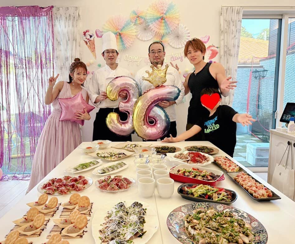 杉浦太陽さんのインスタグラム写真 - (杉浦太陽Instagram)「妻の36歳の誕生日🎂  これでノンの人生の半分一緒にいるね❣️ 誕生日おめでとう🎊  @tsujinozomi_official  #妻の誕生日 #みんなでお祝い #特注ケーキ🎂  #シェフの料理🍳 #サプライズ成功 #旦那の全力w #ばっしーの全力w #ノン誕生日おめでとう🎉」6月18日 12時30分 - sugiurataiyou_official