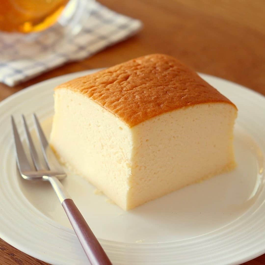 HidaMari Cookingのインスタグラム：「gluten-free soufflé cheesecake🧀  米粉で作るスフレチーズケーキ🍰 最近は米粉のお菓子レシピもよく見かけますよね〜😊 うまくいくかドキドキでしたが焼けました😌 日が暮れそうだったから焼けて5分も経たずにカットしたらカット面が荒れちゃいましたが…（せっかち） 焼きたてが味わえるのはスフレチーズならではですね😆  #homemade #easy #recipe #tutorial #baking #foodstyling #foodporn #food #foodphotography #foodpics #foodgasm #tasty #dessert #inspiration  #おうちカフェ #お菓子作り #スフレチーズケーキ #手作りケーキ #ケーキ作り好きな人と繋がりたい #手作りお菓子 #cake #sweets #homecafe #homemakecake #instacake #instafood #cakestagram #cakelover #foodie #hidamaricooking」