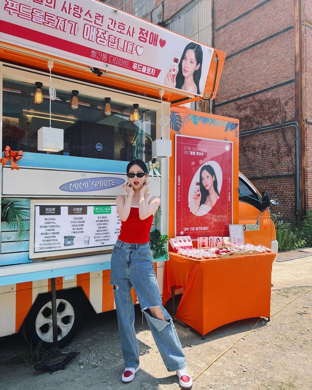 ソヒョンさんのインスタグラム写真 - (ソヒョンInstagram)「매번 이렇게 너무나 사랑스러운 커피차를 보내주시는 우리 푸드올로지❤️ 정애도 서현이도 왕을찾아서 모든 스텝 배우분들이 덕분에 정말 큰 힘이 되었서현💋 LOVE FOODOLOGY🍒」6月18日 12時26分 - seojuhyun_s