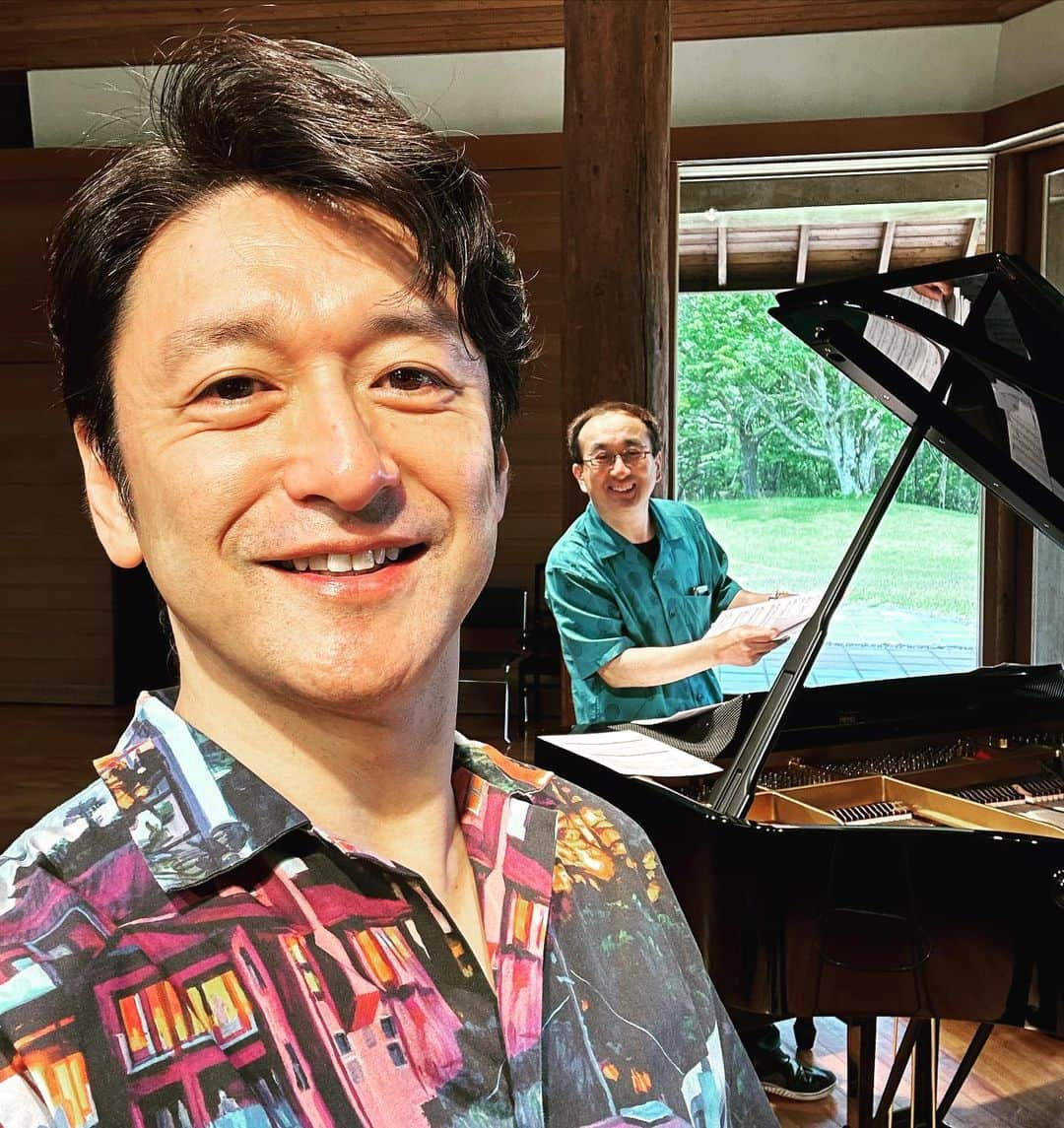 石丸幹二さんのインスタグラム写真 - (石丸幹二Instagram)「八ヶ岳高原音楽堂！！ この素晴らしい環境に身を置くだけで幸せ。前回は雪の中。今回はシロツメグサ咲いてます。クリヤさんとのライブは15時から。皆さん、待ってます。石丸マネ #クリヤマコト #石丸幹二 #八ヶ岳高原音楽堂」6月18日 12時31分 - team_kanji_ishimaru