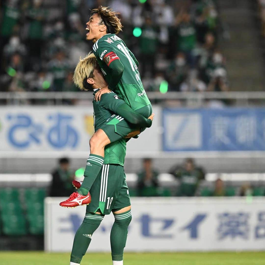 松本山雅FCさんのインスタグラム写真 - (松本山雅FCInstagram)「2023.6.17 Meiji Yasuda J3 League Matchweek 14 Matsumoto 2-0 Sanuki  5試合連続ゴールでクラブ新記録✨  #松本山雅fc #matsumotoyamaga #yamaga #onesoul #小松蓮」6月18日 12時34分 - matsumoto.yamagafc