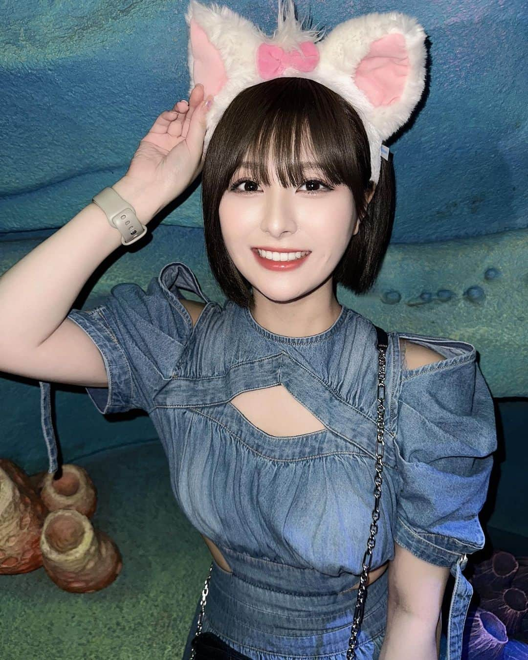 佐藤栞のインスタグラム：「めちゃ久しぶりにディズニー行ったけど雨だったから晴れてる日にリベンジしたい😵‍💫 . 姉妹みたいだと良く言われる⬇️ @_collon2_  . #disney #disneysea」