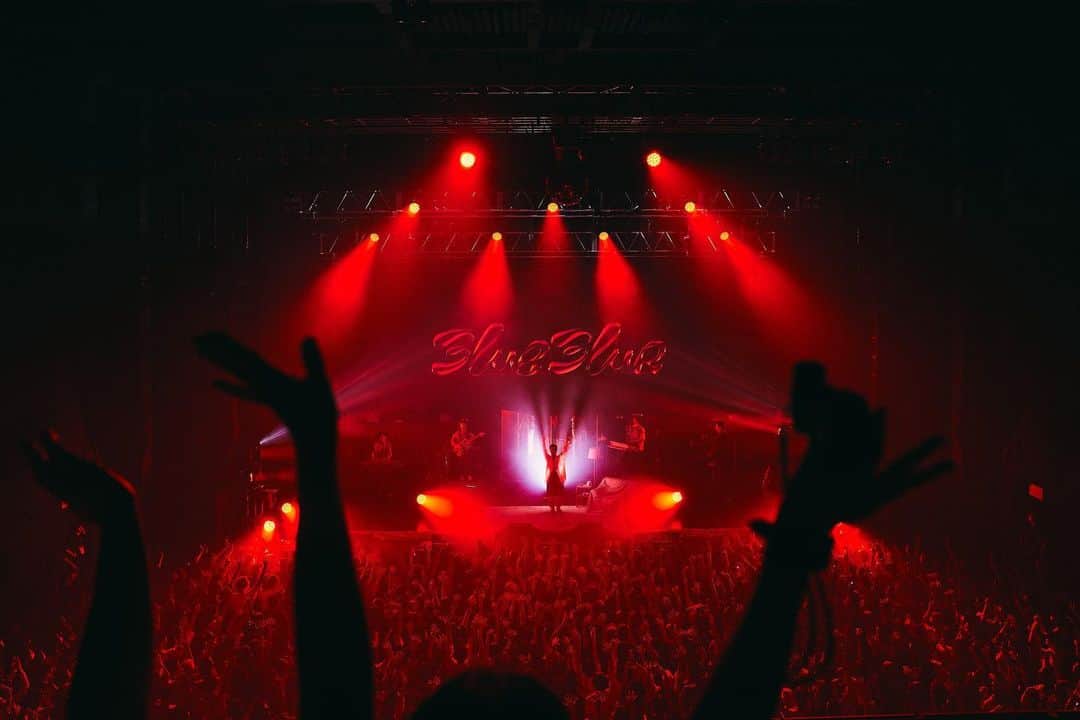 SIRUPのインスタグラム：「BLUE BLUR TOUR 2023 FUKUOKA ありがとう💙  謎の掛け声が飛び交うぐらい盛り上がってた福岡😂  めっちゃ楽しかったし、バイブス良すぎて元気もらった！  マジで2回やりたいぐらい笑(全箇所そう思うけど)  夜は福岡の夜風浴びながら散歩した。まじですぐまた行きたい🔥  ありがとう福岡！  📸 @yuichittkw   #ブルブラツアー」