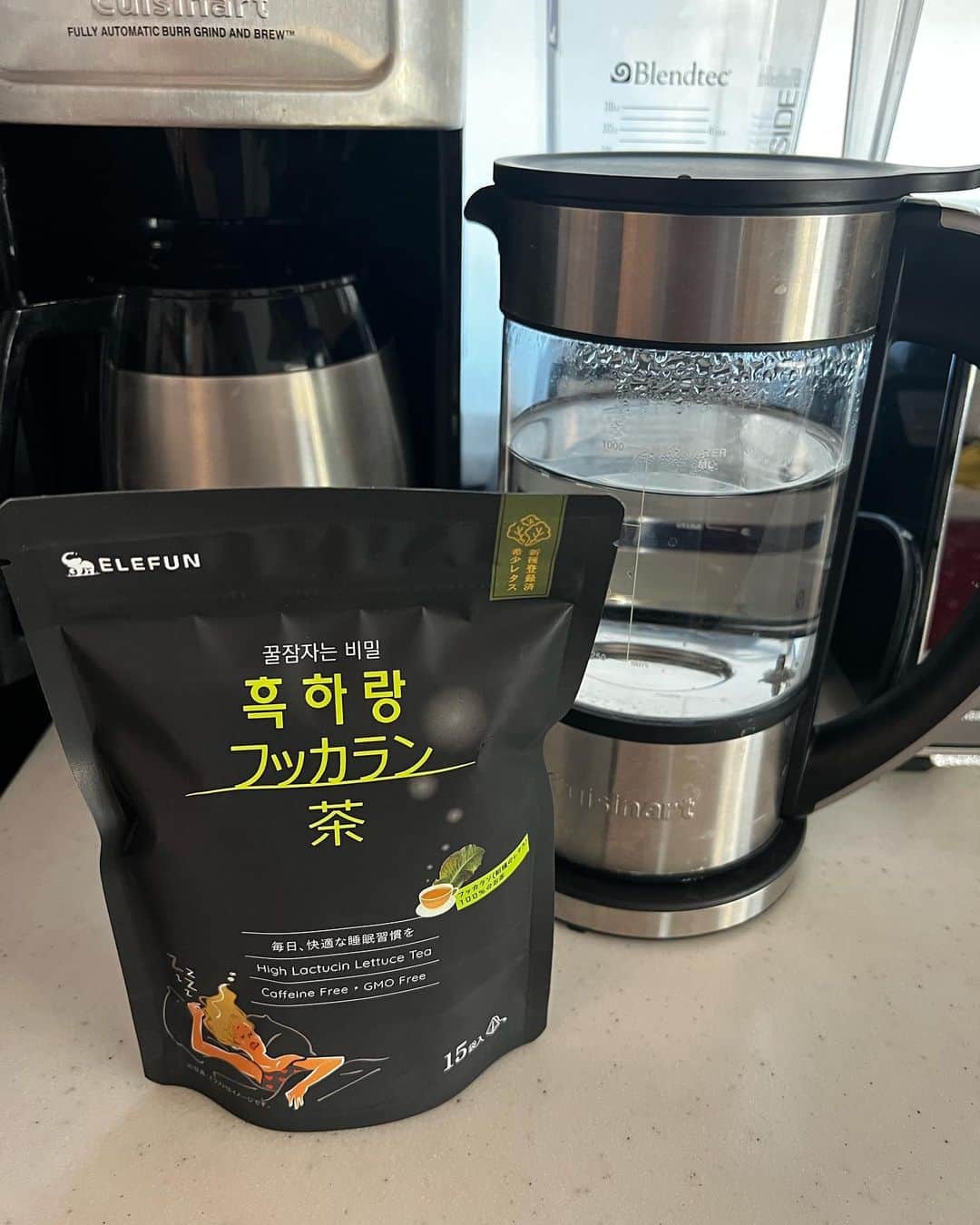 神谷麻美さんのインスタグラム写真 - (神谷麻美Instagram)「レタスでできたお茶　#フッカラン茶　だよ💖🍵💖🥬🌈💖✨️  韓国料理に欠かせないサンチュはレタスの一種で、 レタスに含まれる様々な栄養成分に注目し、そよ成分を高めた新種レタスがフッカランレタス🥬💖✨️  このフッカランレタスのみを焙煎しお茶にした珍しい商品が、フッカラン茶だよ🍵💖🌿‬ 独特な味する〜🍵✨️  #ゆっくり休みたい 方にオススメ💖😪🧚‍♂️✨️  PR @hukkaran_jp #リラックスタイム #レタス茶 #サンチュ #韓国焼肉  #サムギョプサル  #韓国流行」6月18日 12時42分 - asamice428