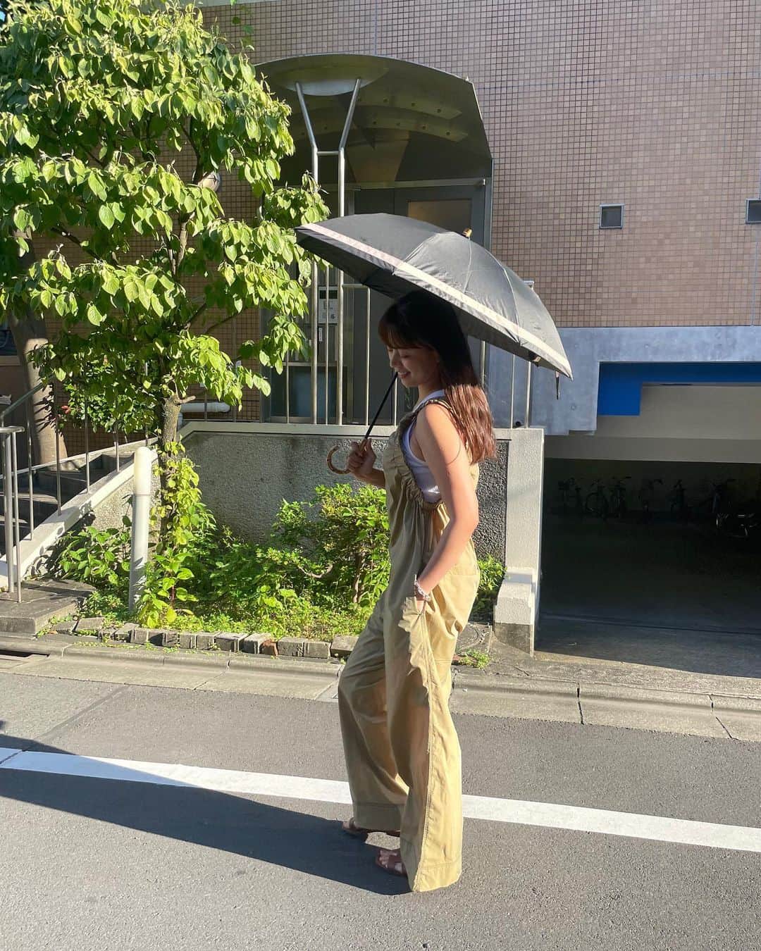 中林美和さんのインスタグラム写真 - (中林美和Instagram)「夏のサロペット大好き🤍 今年はタンクもたくさん買ってます。 どちらも @todayful_ 。  そしてBeauty日傘はブラック×ベージュラインにしました。 カジュアルな服も大人っぽくなるから好き🖤 体感温度が−10℃になるBeauty日傘。 本当に作って良かった〜！！ @charisem_official   今日は久しぶりの休日を満喫します🤍  #ootd#todayful#charisem#beauty日傘#カリスエム @charisem_official」6月18日 12時44分 - miwanakabayashi