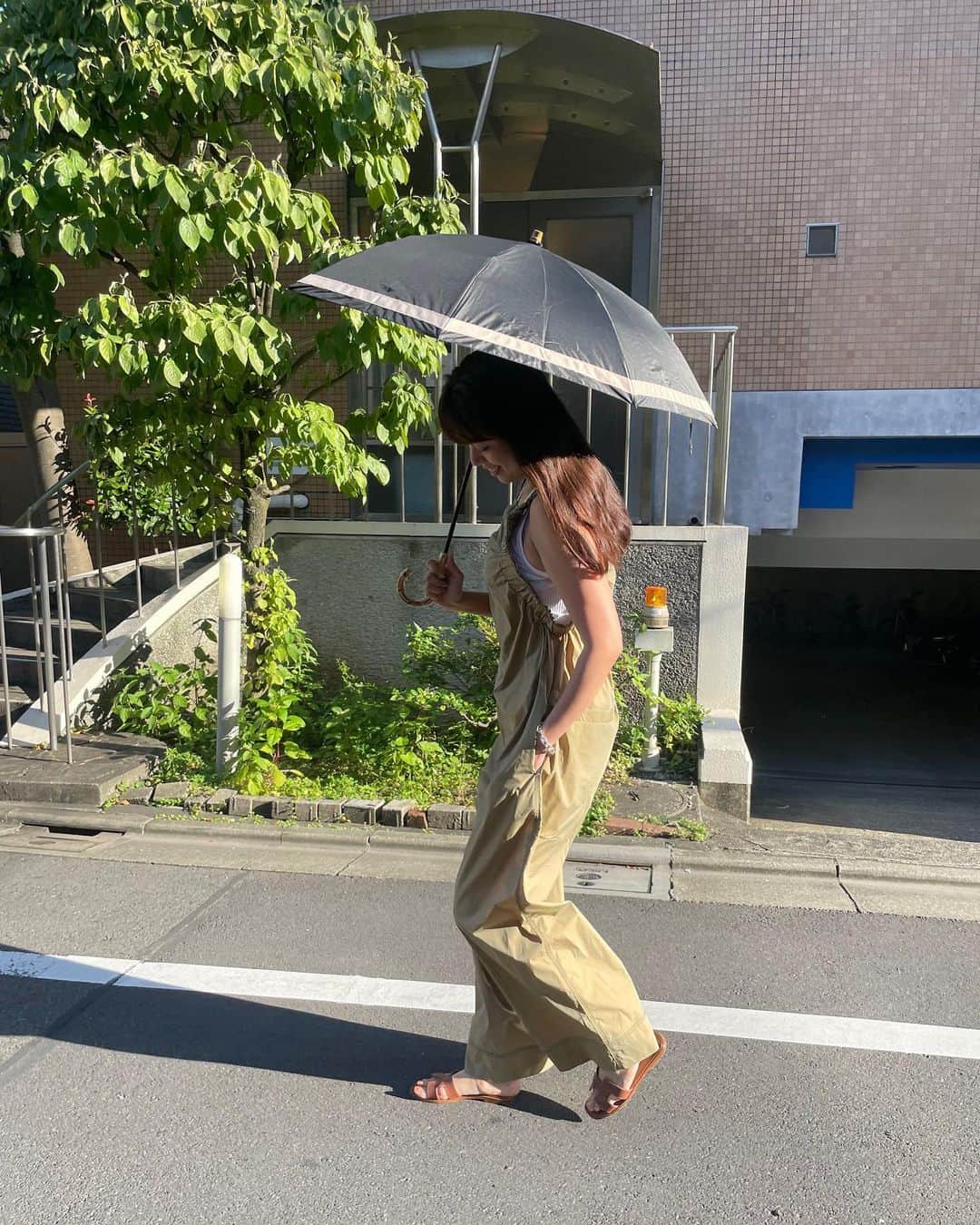 中林美和さんのインスタグラム写真 - (中林美和Instagram)「夏のサロペット大好き🤍 今年はタンクもたくさん買ってます。 どちらも @todayful_ 。  そしてBeauty日傘はブラック×ベージュラインにしました。 カジュアルな服も大人っぽくなるから好き🖤 体感温度が−10℃になるBeauty日傘。 本当に作って良かった〜！！ @charisem_official   今日は久しぶりの休日を満喫します🤍  #ootd#todayful#charisem#beauty日傘#カリスエム @charisem_official」6月18日 12時44分 - miwanakabayashi
