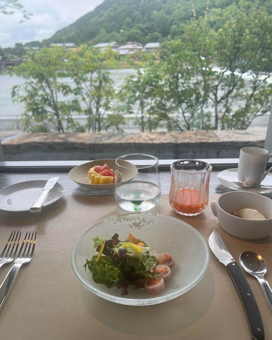 中村かなのインスタグラム：「渡月橋を眺めながらモーニング🌞  MUNI LA TERRASSE こちらもミシュラン一つ星★ @muni_kyoto   レストラン利用がなくても ブティックでパン購入できるみたいです🥐 (私が行った日はお休みで残念すぎた🫤)  食後は、ホテルのお隣の @arabica.kyoto で☕️ 朝から行列でした  #munikyoto #munialainducasse #アランデュカス #アランデュカス京都 #alanducasse #嵐山 #嵐山観光 #京都ホテル #京都ステイ #kyoto #kyotojapan #kyototrip #kyototravel #京都観光 #京都旅行 #建築デザイン #建築 #ミシュラン一つ星 #ミシュラン #フレンチ #京都グルメ #京都レストラン #京都フレンチ #京都モーニング #munilaterrasse #京都朝食 #嵐山グルメ #嵐山ランチ #嵐山カフェ #嵐山観光」