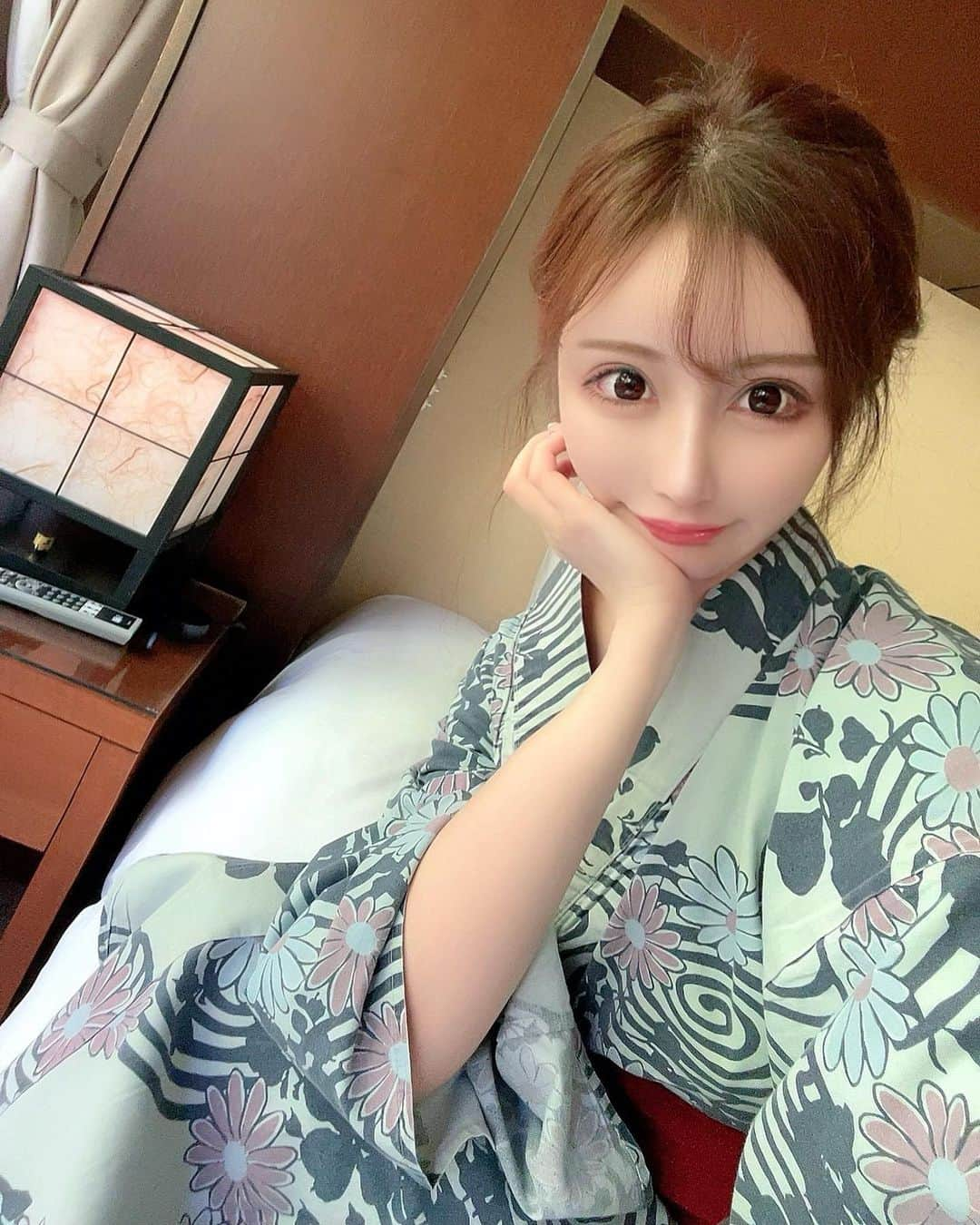 夢咲りおなのインスタグラム：「写真全然撮ってないですがお誕生日会🎂  北京ダックこんなたくさん食べたの初めて🪿 アヒルのお顔あるの初めて見たよ。  #ふふ#熱海#ふふ熱海 #浴衣 #時差投稿#温泉#北京ダック#横浜中華街」