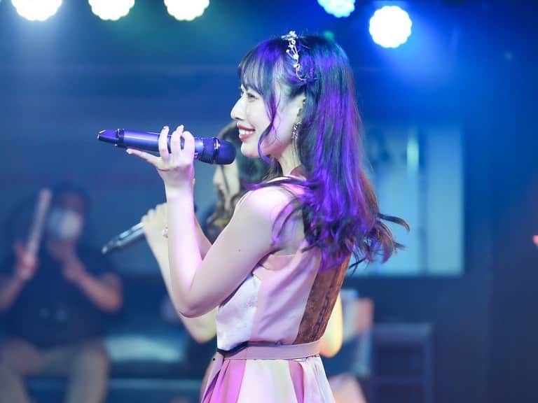 のインスタグラム：「横顔をありがとう🩷  ピンクの衣装やっぱりイイね🌸💫 #かかかぶぶぶききき #アイドル#歌舞伎町#新宿 #専用シアター#衣装#ドレス」