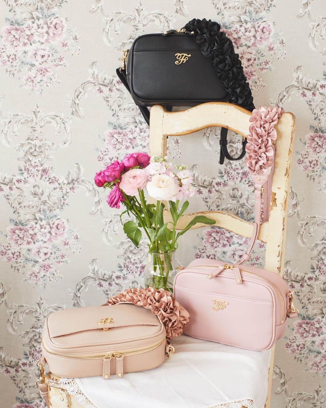 のインスタグラム：「.  ショルダーの肩飾りが華やかで目をひく 大人可愛い新作が登場🎀  公式通販ストライプクラブ、ZOZOTOWNにて 6/22(thu)20:00から販売開始です。 全国ショップでは6/23(fri)から販売開始♪  見た目はコンパクトながら スクエア型なので見た目以上に大容量◎  ちょっとしたお出かけや サブバッグとしてもおすすめ！  ＜商品詳細＞ ﾌﾘﾙｴﾎﾟｰﾚｯﾄｼｮﾙﾀﾞｰﾊﾞｯｸﾞ Beige,Pink,Black / ￥9,900(taxin)  #maisondefleur#メゾンドフルール#フルール #フルール女子#バッグ#バッグの中身 #ショルダー#ショルダーバッグ #おでかけ#デートコーデ#おでかけコーデ #通勤コーデ#通学コーデ#ギフト #プレゼント#バッグの中身#giftforher #kawaiibag #cutebags #pinkbags  strie-intl」