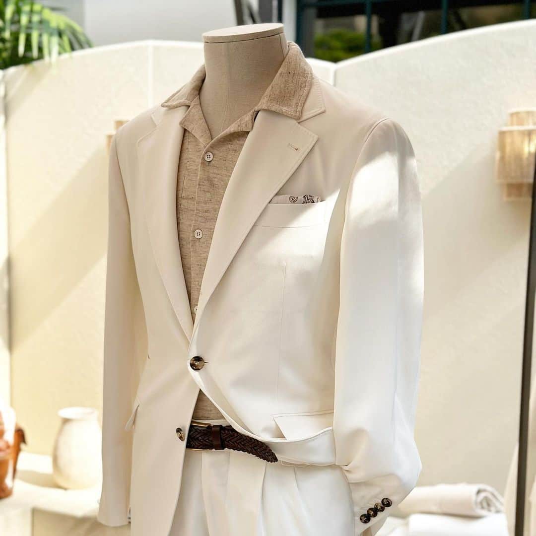 干場義雅さんのインスタグラム写真 - (干場義雅Instagram)「とても柔らかく、軽くしなやかに仕立てられた美しいシルクのセットアップ。なかなか着る機会少ないかも知れないけど、これは贅沢。着てみたいなぁ。  Milanoで発表されたばかりのBrunello Cucinelli 2024 Spring Menswear Collectionより。  @brunellocucinelli_brand  #brunellocucinelli  @yoshimasa_hoshiba  #yoshimasahoshiba  #干場義雅 @forzastylecom  #forzastyle  @minimalwardrobe_official @milanfashionweek  #milanfashionweek  #milanfashionweek2023」6月18日 12時57分 - yoshimasa_hoshiba