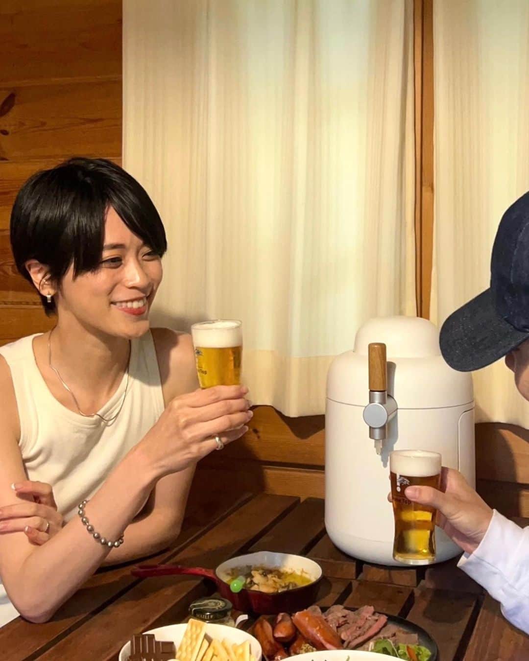 坂田梨香子のインスタグラム：「_  6/18は父の日ですね💐 日頃の感謝を込めて旦那さんに。  キリン ホームタップで新鮮なビールの美味しさが届き、楽しんでもらいました🍻 まずクリーミーな本格泡がすごい😳口当たりが全然違う！ 工場つくりたての本格生ビールのおいしさが味わえて2人で感動しました🥹 気軽に試せるホームタップで大切な家族と夢の生ビール生活が送れています💐  夫婦で仕事終わりに晩酌するのが楽しくなりそうです☀️  #PR #父の日 #キリンホームタップ  #ビールサーバーがある夏 #ホームビアガーデン #夢の1ヶ月お試しプラン  @kirin_brewery」