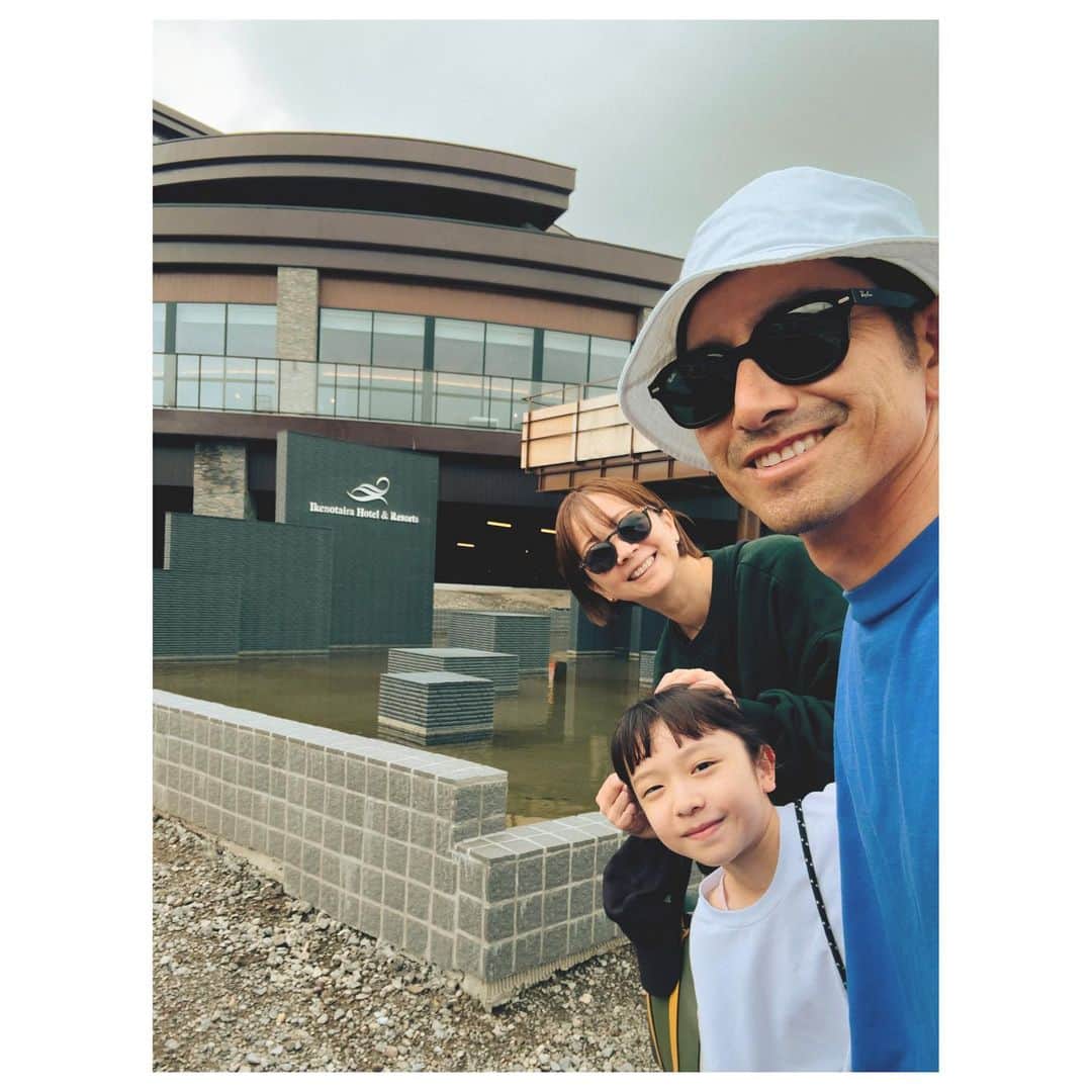 肥野竜也のインスタグラム：「＂Family Trip＂ @ikenotaira.hotel 新本館が今春オープンしたので、遊びに行って来ました〜 正直ビックリするくらい素敵になった！ リゾート内で考えたら遊ぶ所は沢山あるけど、新本館内でも全て楽しみが完結するレベルです。 色々グレードアップした"白樺リゾート 池の平ホテル"ですが、先ずはロビーから客室の模様です。 ⁡ 動画は"Reels"でアップします。 ⁡ #家族旅行 #家族 #ファミリー #旅行 #池の平ホテル #白樺リゾート #ホテル #リゾート #familytrip #trip #vacation #emifamtrip」
