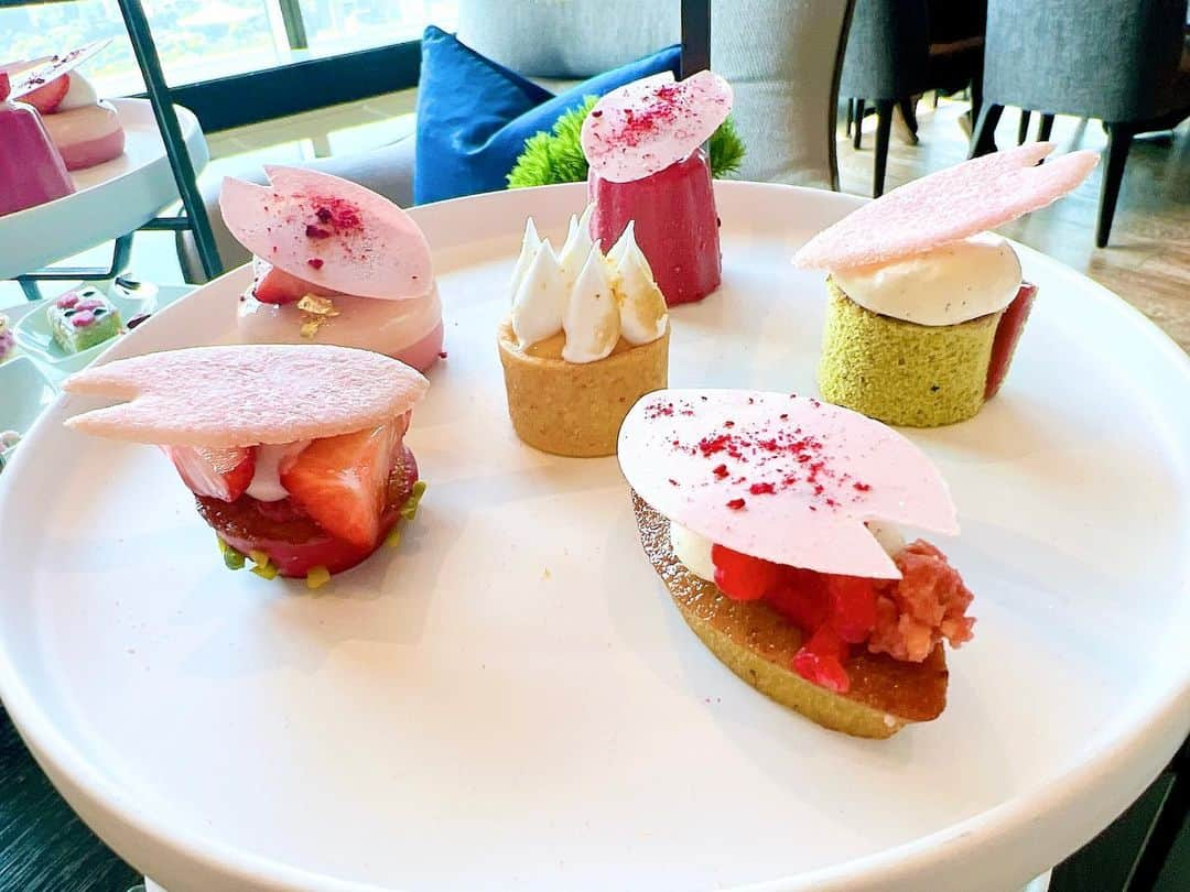 肥田佳菜子さんのインスタグラム写真 - (肥田佳菜子Instagram)「アフタヌーンティー🫖🍓🌸 #afternoontea #アフタヌーンティー #フォーシーズンズホテル東京大手町 #fourseasonshotel #ホテルラウンジ #ホテルアフタヌーンティー」6月18日 12時58分 - hdknk87