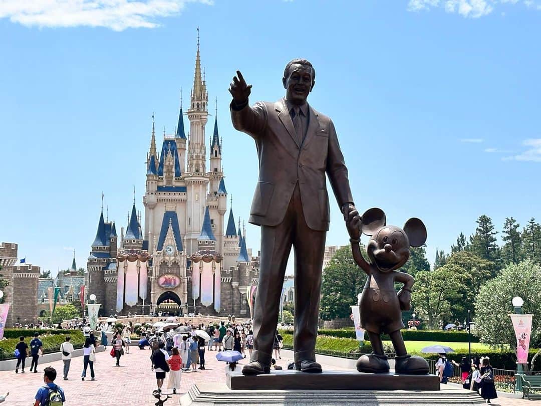 中嶋ユキノのインスタグラム：「夢の国。🐭🏰✨  #ディズニーランド  @disney   #中嶋ユキノ  #シンガーソングライター #nakajimayukino #singersongwriter #作詞作曲 #おすすめ #おすすめ曲 #songwriter #songwriting  #singer #singing #singerlife  #japan #作詞 #作曲  #applemusic #linemusic #spotify #youtube #ove #music」