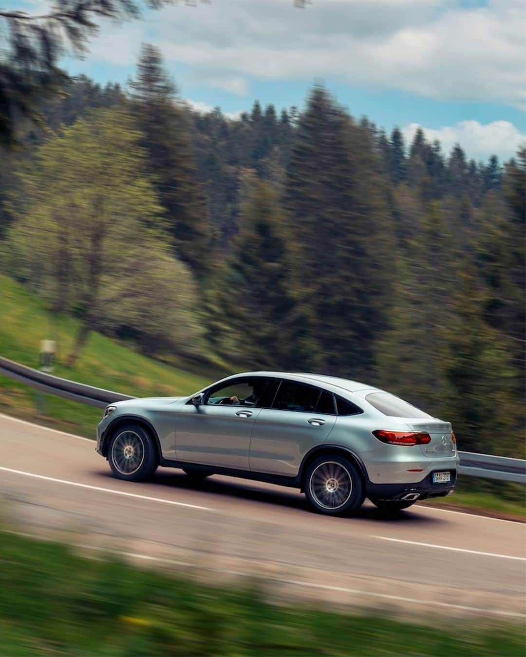 Mercedes-Benz Thailandのインスタグラム：「Explore new roads with the #GLC #Coupé ไปให้สุดในทุกเส้นทาง...🛣️🤍  ปลายทางไหนก็ไร้ขีดจำกัด เมื่อออกเดินทางไปกับ Mercedes-Benz GLC Coupé ด้วยเครื่องยนต์เบนซินและดีเซล แถวเรียง 4 สูบ ทำให้ขับเคลื่อนได้อย่างรวดเร็ว กระฉับกระเฉง  ตอกย้ำความเร้าใจในทุกสถานการณ์…พร้อมเสริมความโดดเด่นไปอีกขั้นด้วยการตกแต่งภายนอกแบบ AMG Bodystyling ที่ทำให้การเดินทางของคุณสนุกไม่มีขีดจำกัด  *อุปกรณ์บางส่วนในภาพอาจแตกต่างจากที่จำหน่ายจริง โปรดตรวจสอบรายการอุปกรณ์ของรถยนต์แต่ละรุ่นที่ผู้จำหน่ายฯ อย่างเป็นทางการทั่วประเทศ​​  📷 calvinleanderphoto (IG) with anne.seyfarth (IG) for #MBcreator  #GLC #Coupé #MercedesBenz #MercedesBenzThailand」