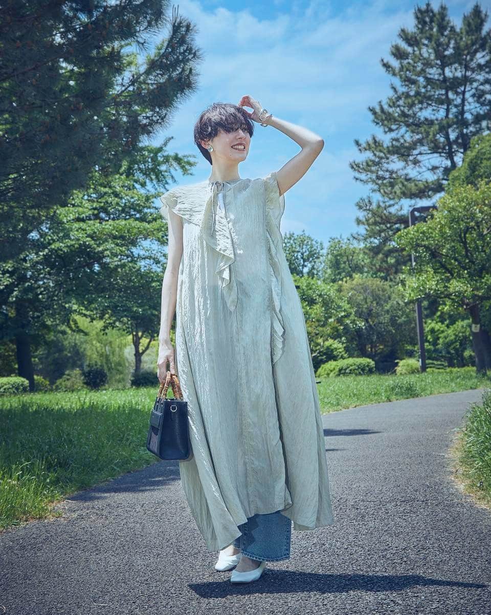 のインスタグラム：「. JILL STUART COLORED SUMMER  【Beige】 コーデに悩まず即サマ見えするベージュワンピ。 ふんわり風をはらむエアリーなシルエットなら夏らしい軽さも。 デニムや小物でエッジを効かせてポイントに。  #JILLSTUART #ジルスチュアート #COLOREDSUMMER #COLOR #SUMMER #BEIGE」