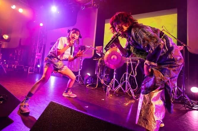 松嶋初音のインスタグラム：「10周年迎えるけど5年しか活動してない時空の歪みﾁｬﾘｽﾏﾄﾞｯﾁｺﾑ参加楽しかった、楽屋で練習してる時俺ソーラン節踊ってるみたいなんだけど大丈夫かな〜？   #charismacom  #カリスマドットコム  #Photoby久保貴弘  #YATSUIFES2023  #やついフェス」