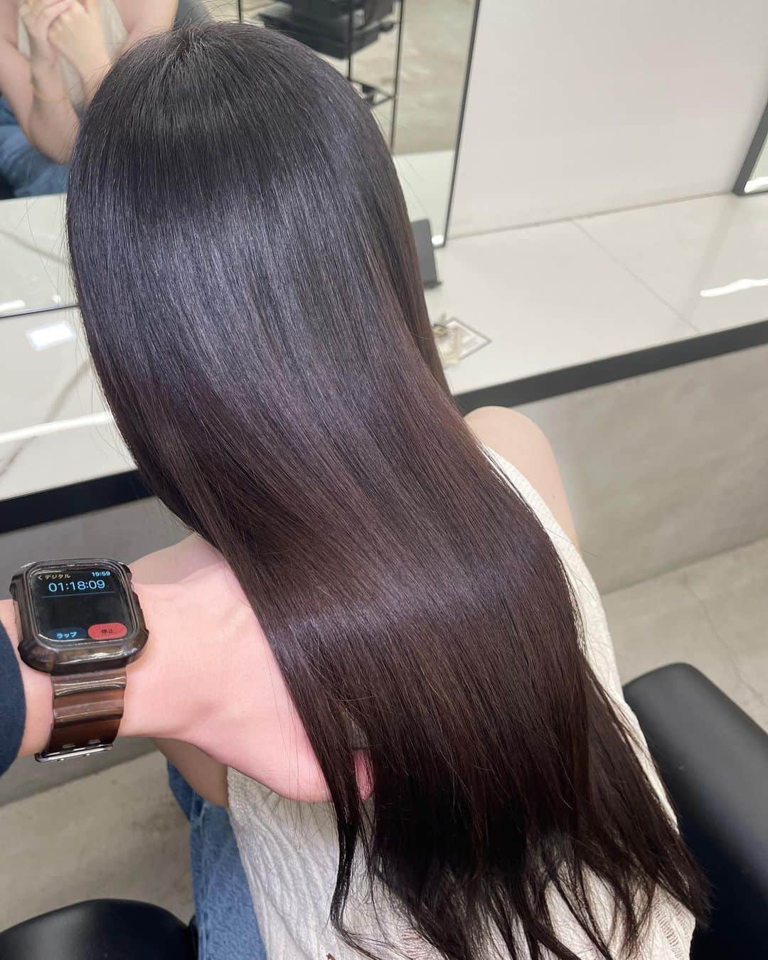 DURAS maiのインスタグラム：「髪質改善の効果がすごい💇🏻‍♀️ 初めてから1年くらいたったけど、どんどんツヤが増してってる🤍 ハイライトにも載せたよ💇🏻‍♀️ ・ @taistyle.06 いつもありがとう🤍 #髪質改善サロン#髪質改善#トリートメント#美髪ケア#ヘアサロン#大阪ヘアサロン」