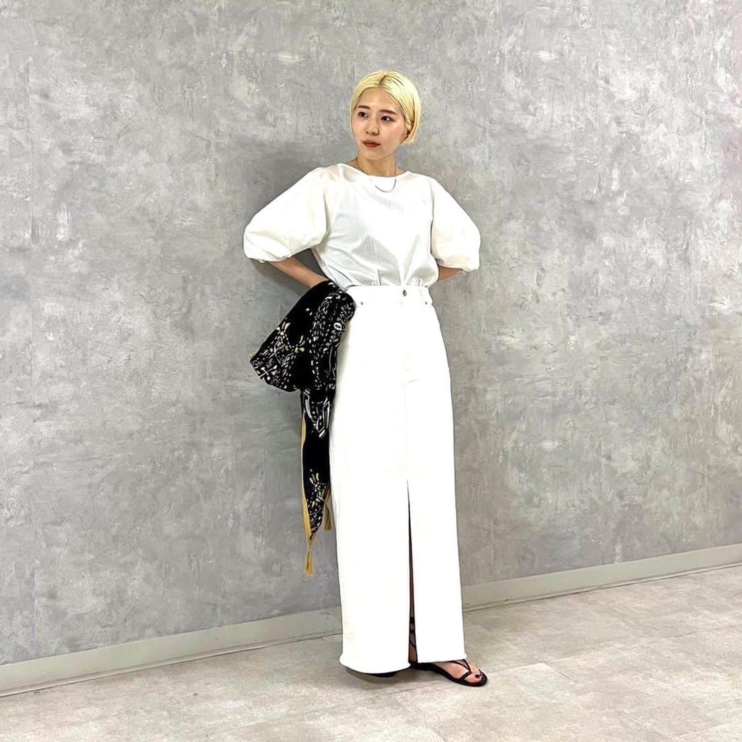 デミルクス ビームス 新宿のインスタグラム：「. Recommend💫  店内一部アイテム スペシャルプライス❣️  ○ランタンスリーブ ブラウス 64-11-0005-163  ↪︎30%OFF🟠¥12,320-  ○デニム ロングスカート 64-27-0145-791 ↪︎30% OFF🟠¥14,630-  商品のお問い合わせやWEB決済サービスのご利用など、お気軽にお問い合わせ下さいませ🥰  #demiluxebeams #demiluxebeams_shinjuku  #デミルクスビームス #BEAMS #ビームス」
