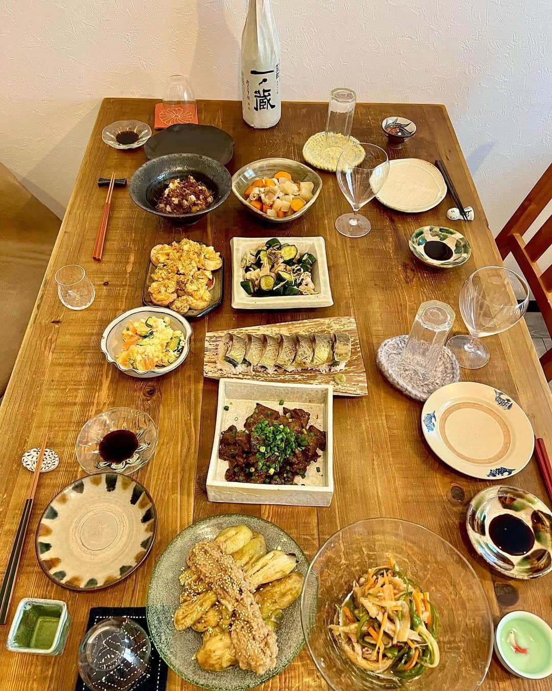 椎名美月さんのインスタグラム写真 - (椎名美月Instagram)「・ 昨日のおもてなしご飯🍶 お昼から🕛😉  ・山芋の明太卵のせ ・ちりめん山椒おろし ・ホルモン塩煮込み ・山椒ポテサラ ・つぶ貝と胡瓜の酢の物 ・焼き茄子のねりごまがけ ・わかさぎ南蛮漬け ・炙り鯖の棒ずし ・どて焼き ・しめ鯖 ・からすみ蕎麦  日本酒会なので、日本酒に合う料理たち。 おかげで沢山日本酒空きました（笑）さすがに飲みすぎた☹️  #ミツキご飯 #おもてなしご飯」6月18日 13時21分 - mitsuki__shiina
