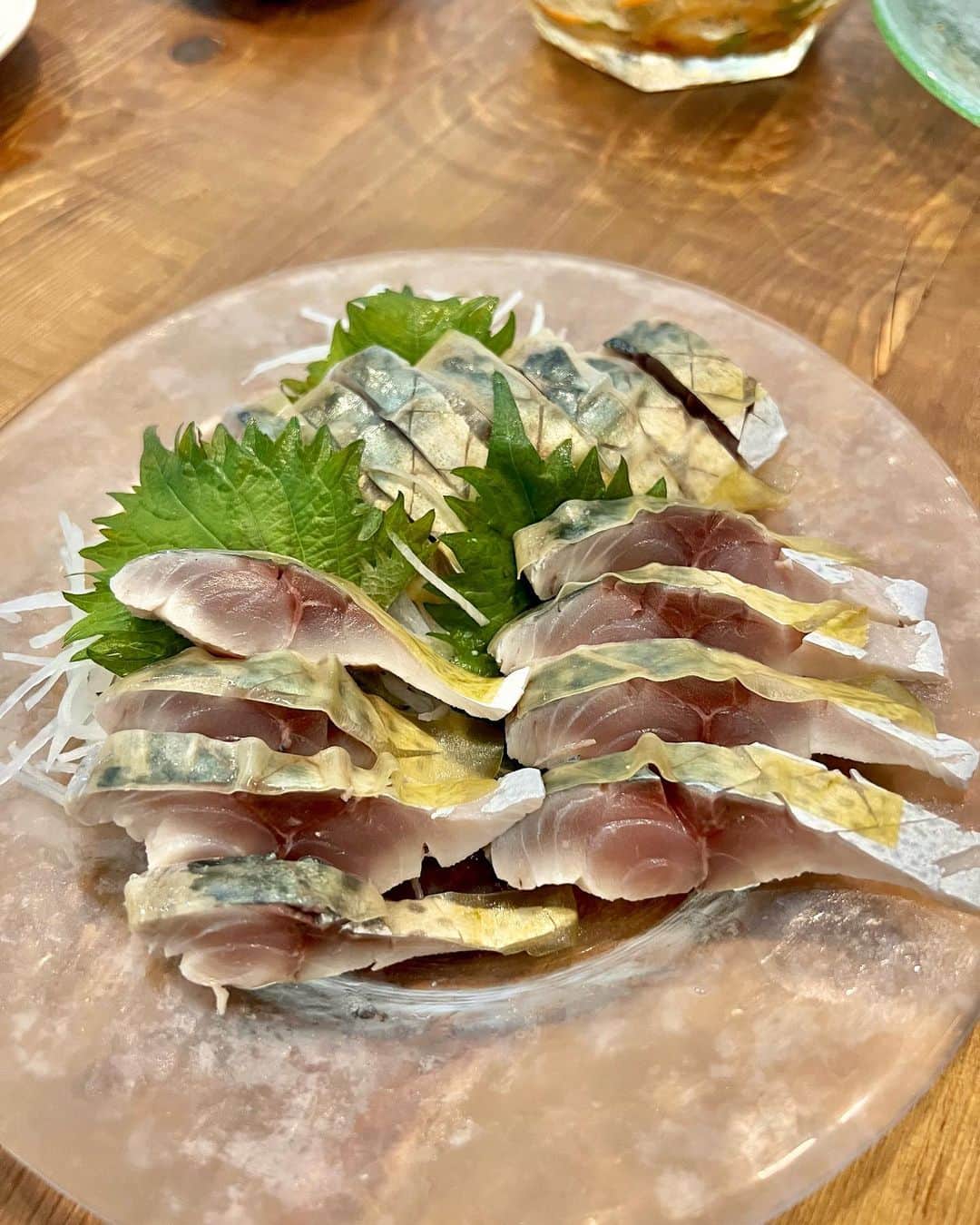 椎名美月さんのインスタグラム写真 - (椎名美月Instagram)「・ 昨日のおもてなしご飯🍶 お昼から🕛😉  ・山芋の明太卵のせ ・ちりめん山椒おろし ・ホルモン塩煮込み ・山椒ポテサラ ・つぶ貝と胡瓜の酢の物 ・焼き茄子のねりごまがけ ・わかさぎ南蛮漬け ・炙り鯖の棒ずし ・どて焼き ・しめ鯖 ・からすみ蕎麦  日本酒会なので、日本酒に合う料理たち。 おかげで沢山日本酒空きました（笑）さすがに飲みすぎた☹️  #ミツキご飯 #おもてなしご飯」6月18日 13時21分 - mitsuki__shiina