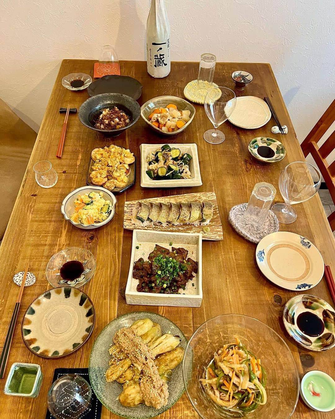 椎名美月のインスタグラム：「・ 昨日のおもてなしご飯🍶 お昼から🕛😉  ・山芋の明太卵のせ ・ちりめん山椒おろし ・ホルモン塩煮込み ・山椒ポテサラ ・つぶ貝と胡瓜の酢の物 ・焼き茄子のねりごまがけ ・わかさぎ南蛮漬け ・炙り鯖の棒ずし ・どて焼き ・しめ鯖 ・からすみ蕎麦  日本酒会なので、日本酒に合う料理たち。 おかげで沢山日本酒空きました（笑）さすがに飲みすぎた☹️  #ミツキご飯 #おもてなしご飯」