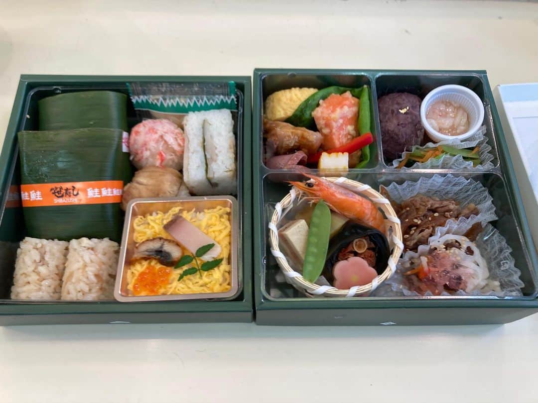 桂春雨のインスタグラム：「昼ごはん。ちょっと贅沢。 お腹いっぱいです。満腹で眠たいです。ちゃんと落語出来るかなぁ。  #昼ごはん #弁当」