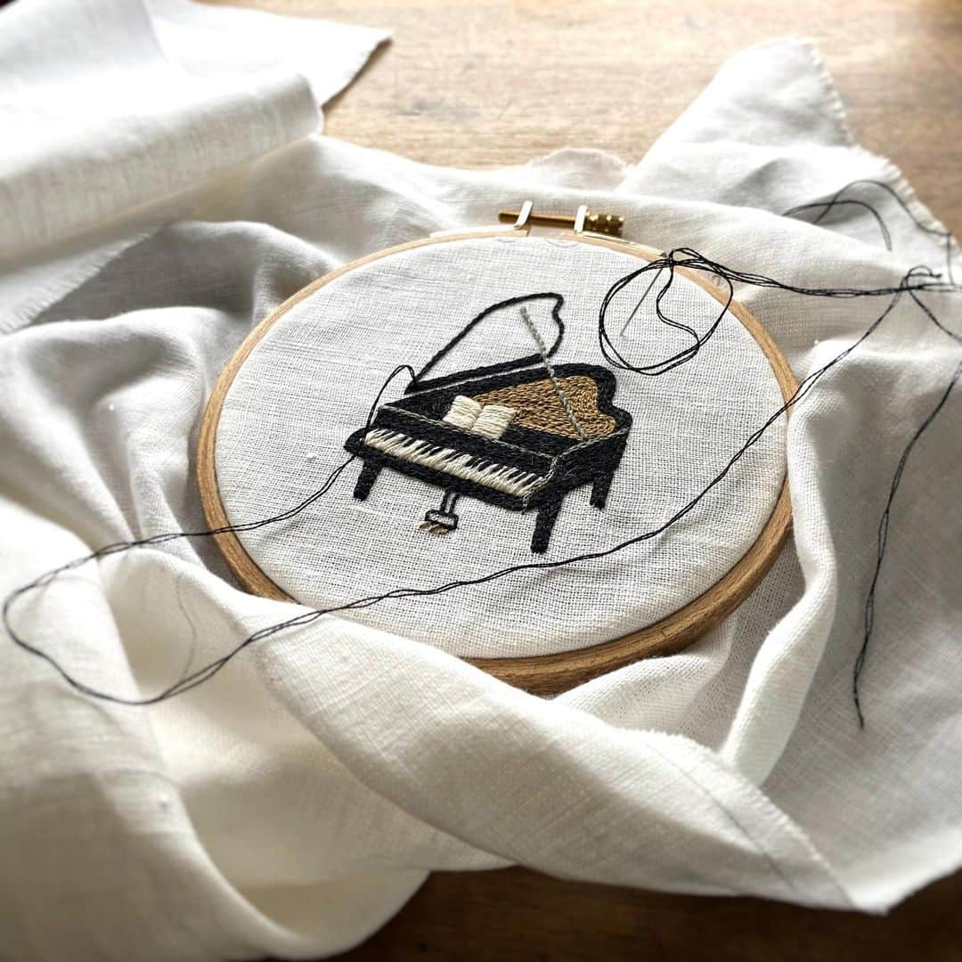 樋口愉美子のインスタグラム：「. ♩♬♫ ♪ ♬  #piano #embroidery #stitching #yumikohiguchi  #broderie #bordado #вышивка #자수 #needlework #linen #embroideryArt #handembroidery #handmade #contemporaryembroidery #樋口愉美子 #刺繍 #刺しゅう #手芸 #手仕事 #手作り #ピアノ #楽器」