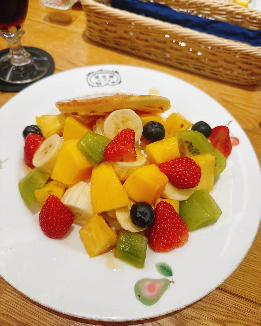 村上麻衣さんのインスタグラム写真 - (村上麻衣Instagram)「フルーツ盛りだくさんのパンケーキ🍎🍌🥭🍊🥝✨  お値段が「時価」って書いてあるパフェは、怖くて頼めませんでした‥。笑  最近は免疫力下がってきている気がするので、フルーツたくさん食べることにしています💪🍒🥝  . . 今日はのんびり日曜です。 コロコロしていたらあっという間にこの時間。  お休みの皆様は午後からもごゆっくりお楽しみくださいね✨ お仕事の方は暑い中お疲れさまですが、ファイティンです⤴︎  #パンケーキ#フルーツ #渋谷カフェ #渋谷 #渋谷ランチ #shibuya」6月18日 13時28分 - maimaisue